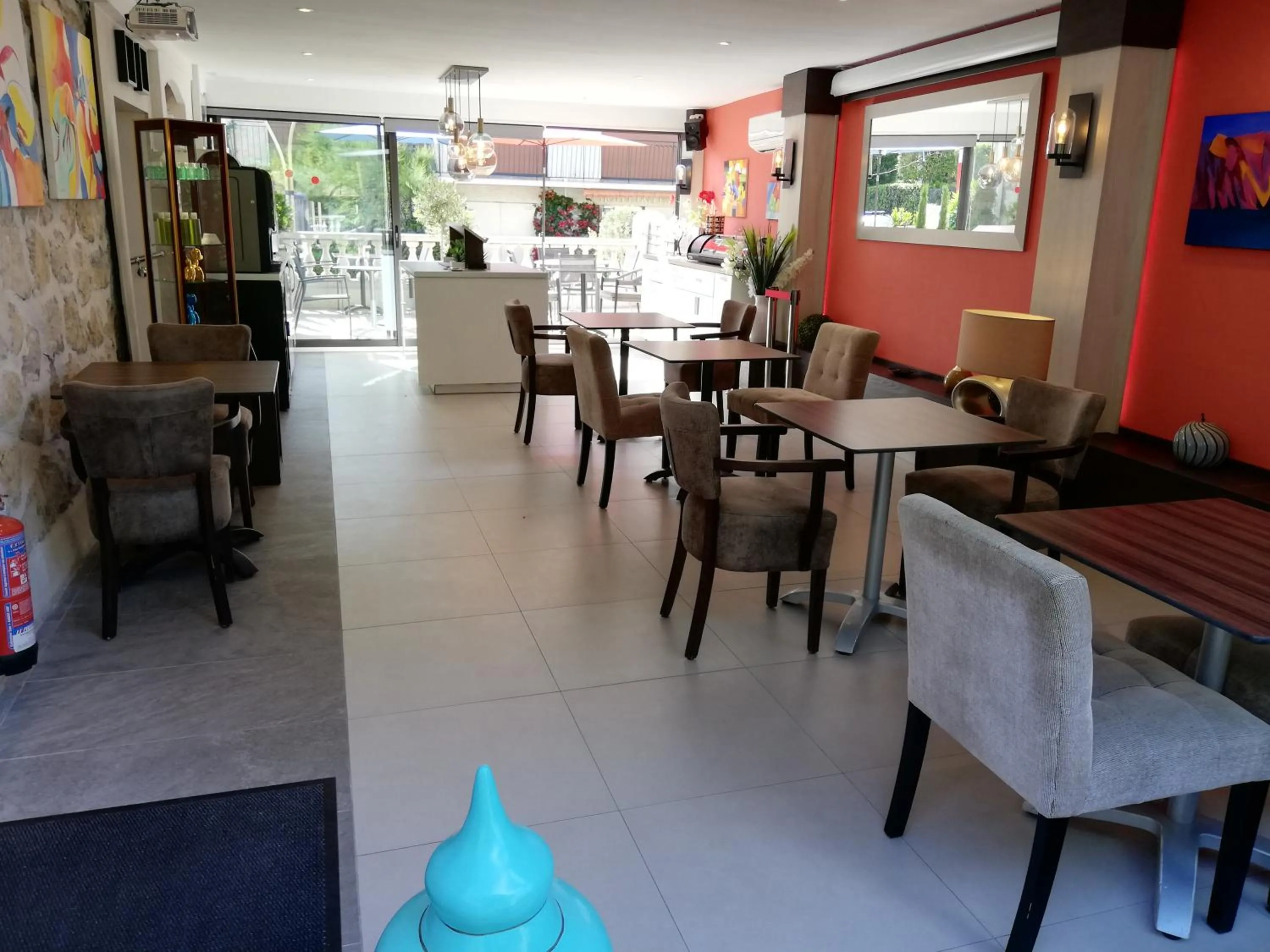 Communal lounge/ TV room in Hotel Miramar- Cap d'Antibes - La Garoupe plage
