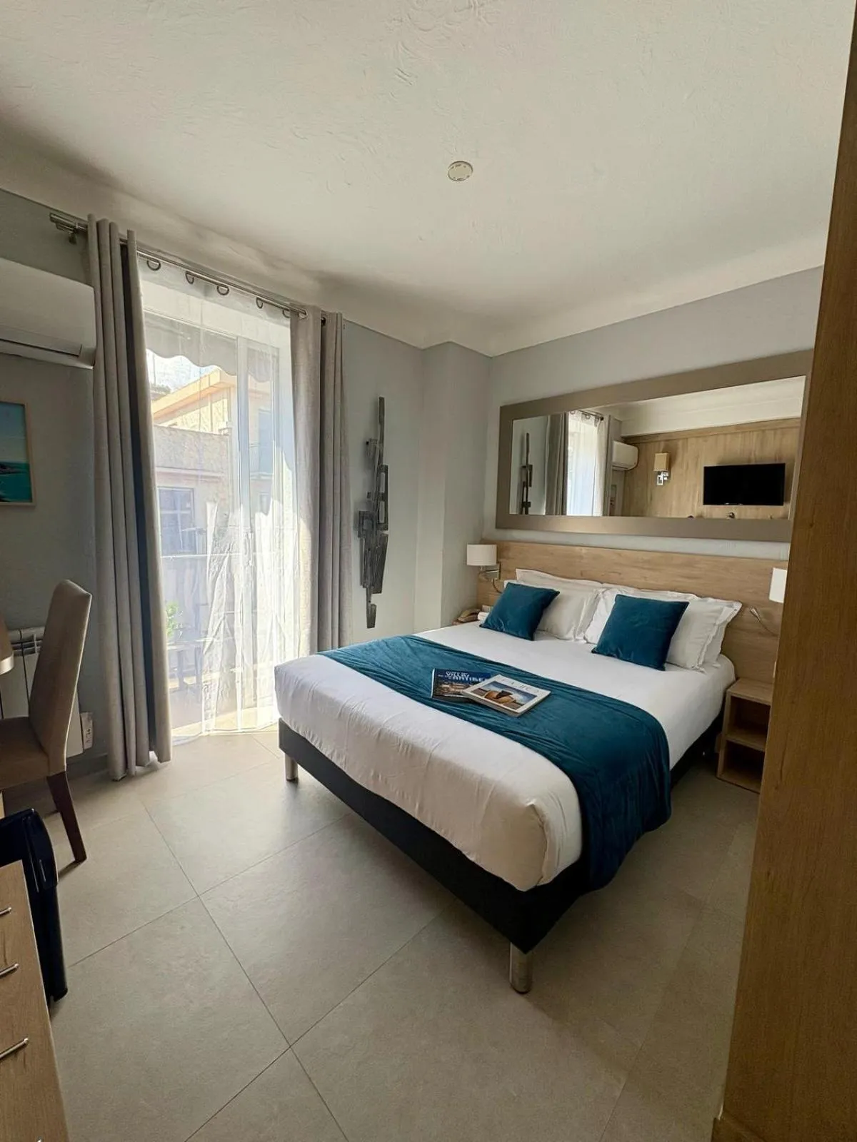 Bed in Hotel Miramar- Cap d'Antibes - La Garoupe plage