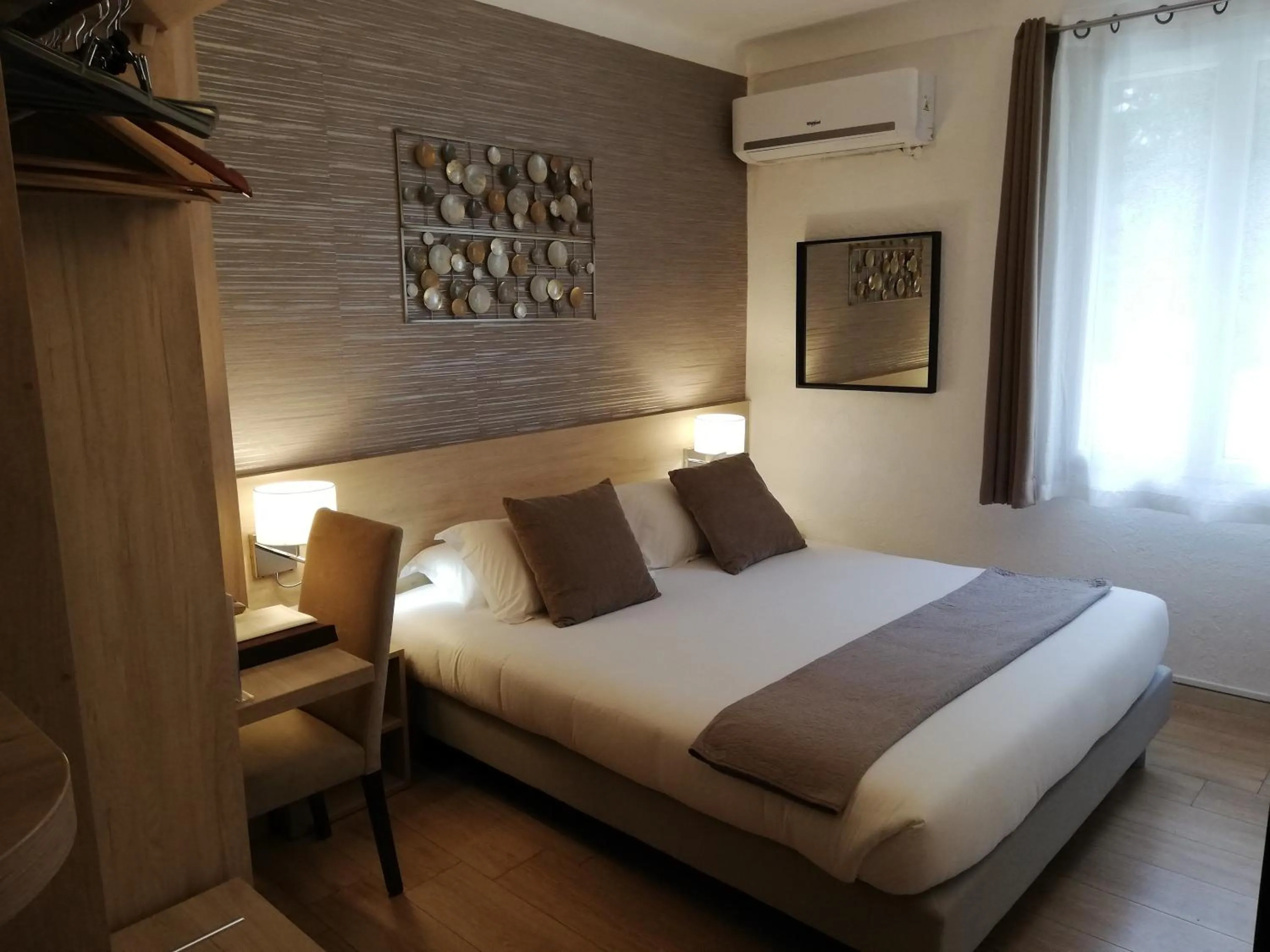 People, Bed in Hotel Miramar- Cap d'Antibes - La Garoupe plage