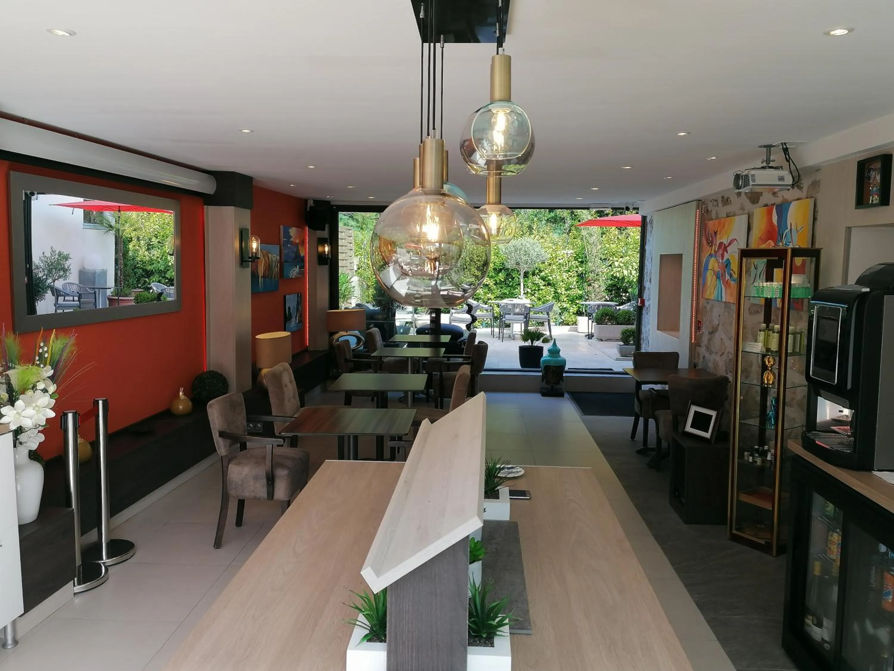 Property building in Hotel Miramar- Cap d'Antibes - La Garoupe plage