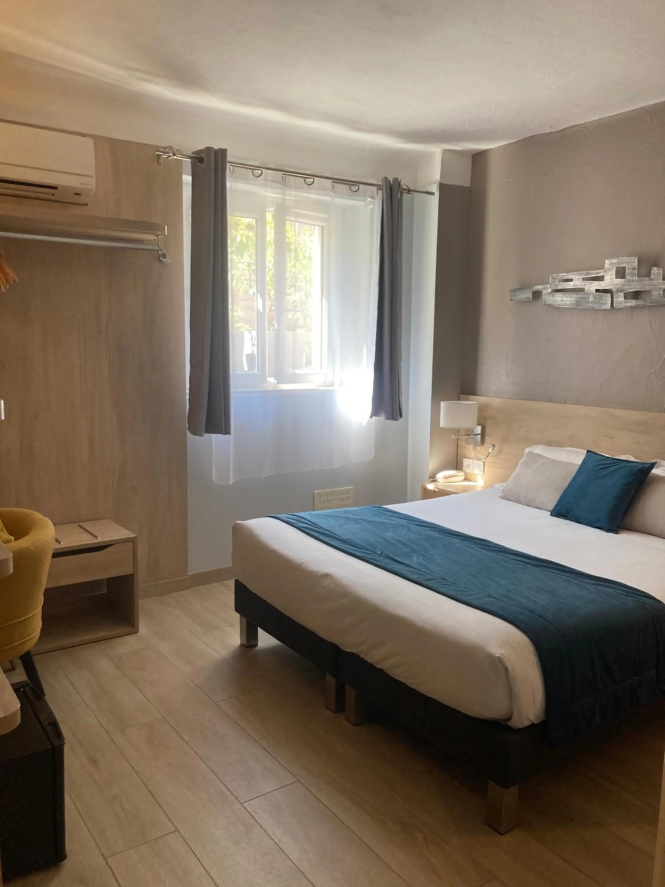 Bed in Hotel Miramar- Cap d'Antibes - La Garoupe plage