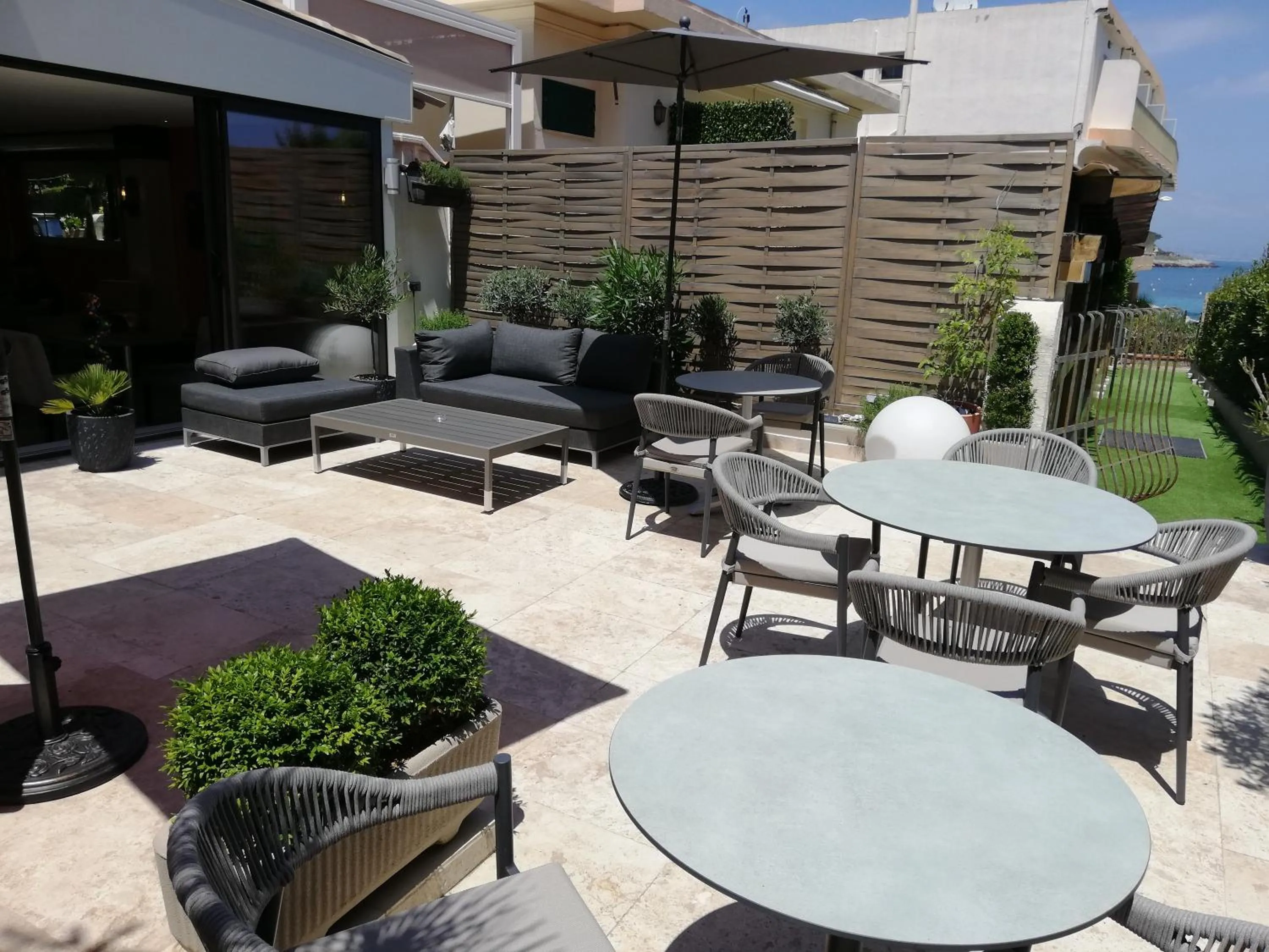 Communal lounge/ TV room in Hotel Miramar- Cap d'Antibes - La Garoupe plage