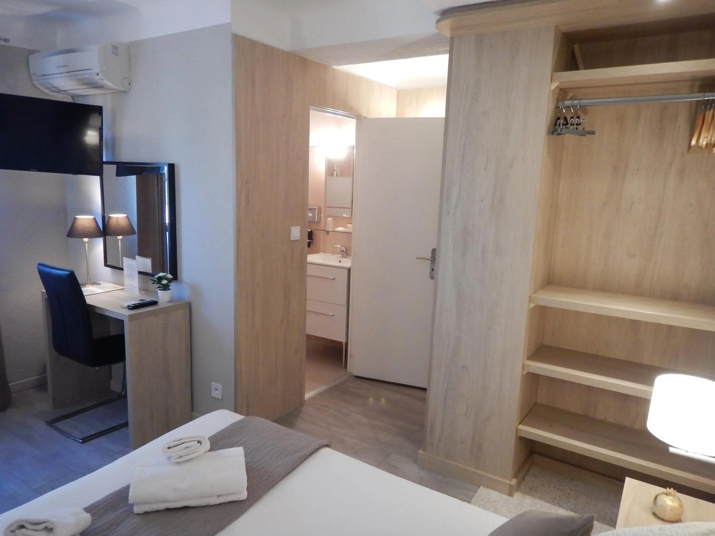 Shower, Bed in Hotel Miramar- Cap d'Antibes - La Garoupe plage