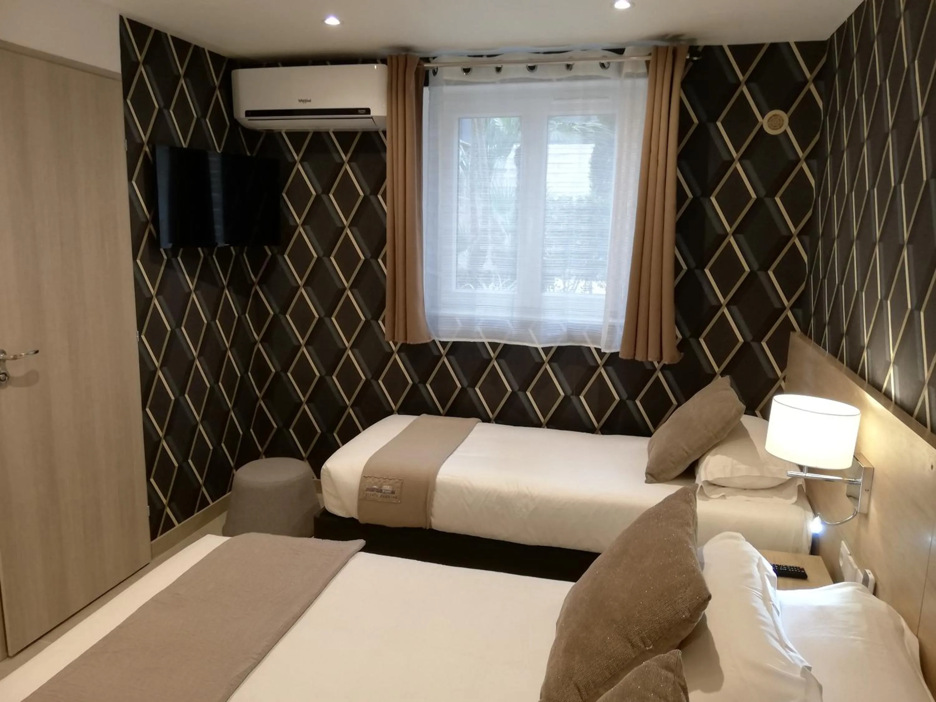 Garden view, Bed in Hotel Miramar- Cap d'Antibes - La Garoupe plage