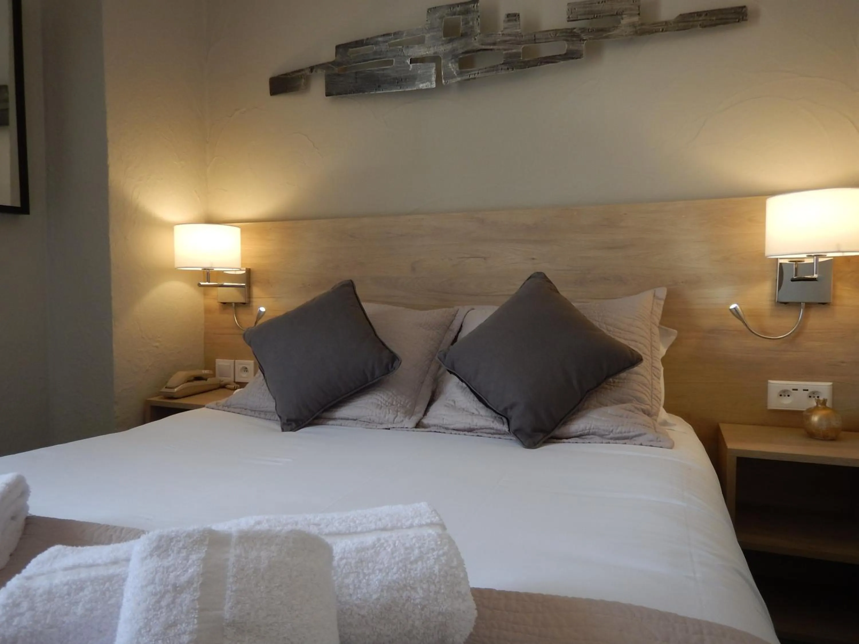 Shower, Bed in Hotel Miramar- Cap d'Antibes - La Garoupe plage