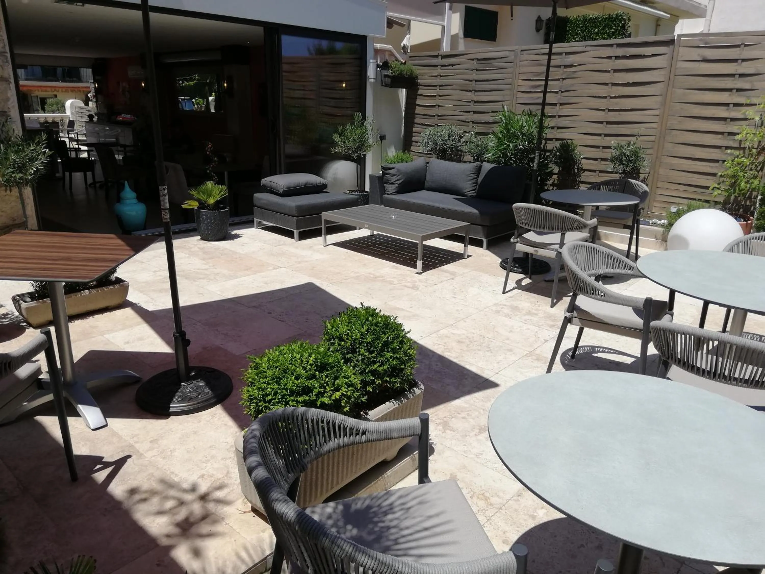 Communal lounge/ TV room in Hotel Miramar- Cap d'Antibes - La Garoupe plage