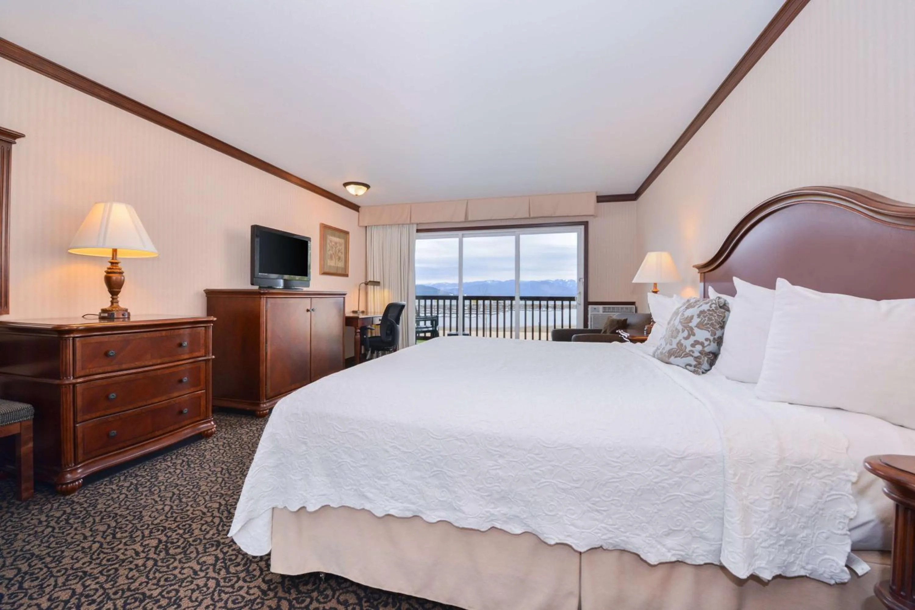 Photo of the whole room in Best Western Edgewater Resort