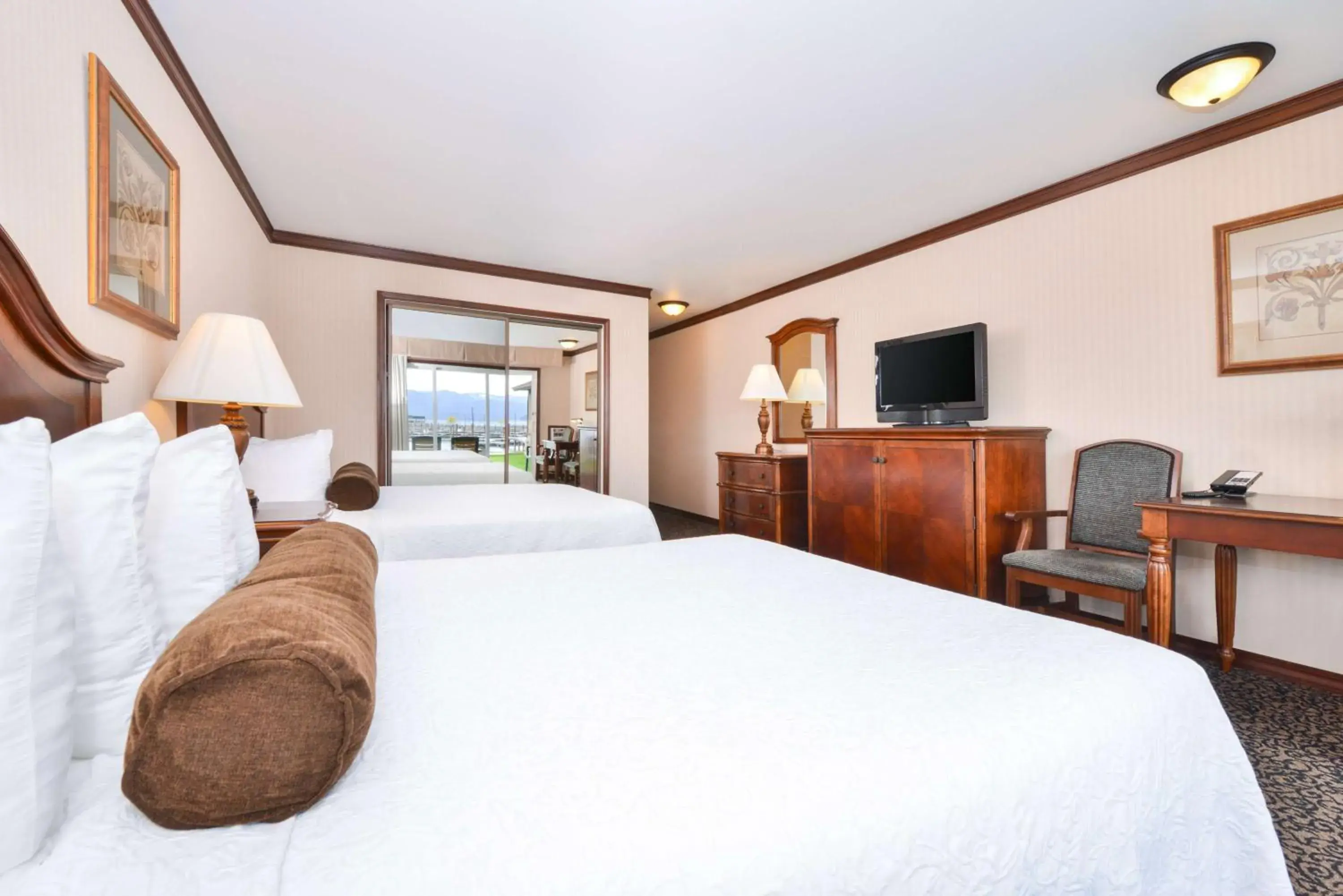 Queen Room with Two Queen Beds - Lake View - Non-smoking in Best Western Edgewater Resort Queen Room with Two Queen Beds - Lake View - Non-smoking in Best Western Edgewater Resort