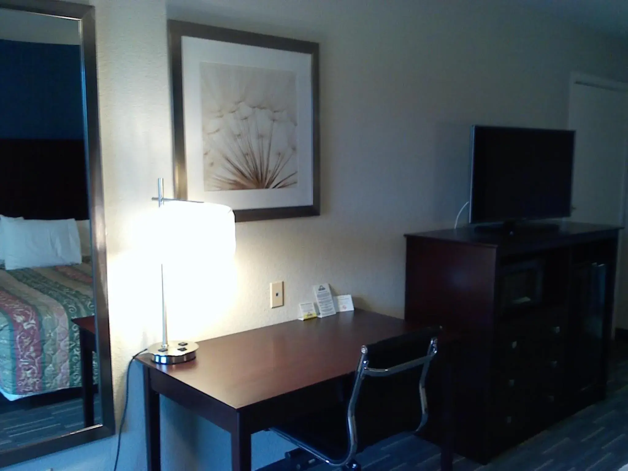 TV and multimedia, Bed in Days Inn by Wyndham Snyder TV and multimedia, Bed in Days Inn by Wyndham Snyder