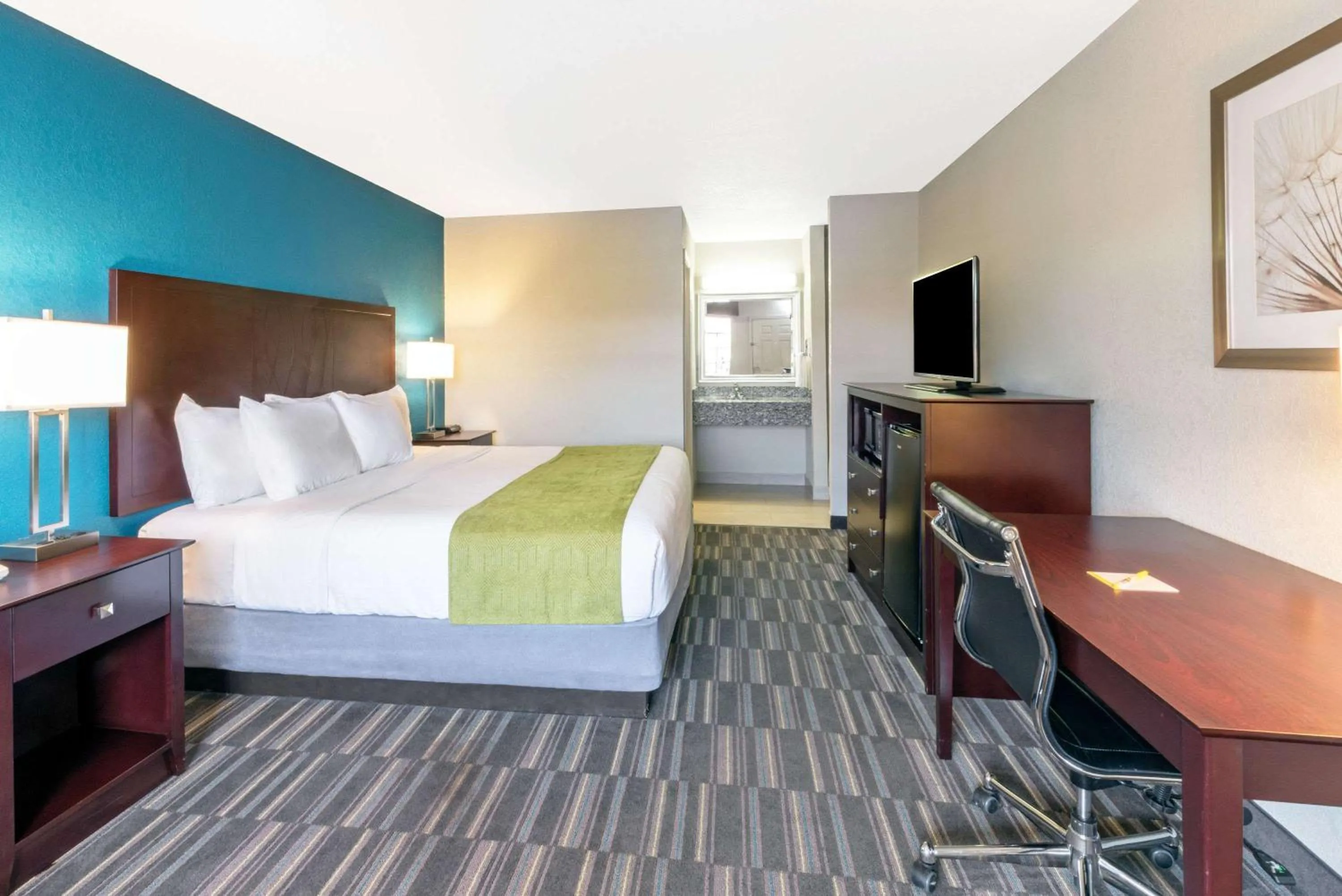 Photo of the whole room, Bed in Days Inn by Wyndham Snyder