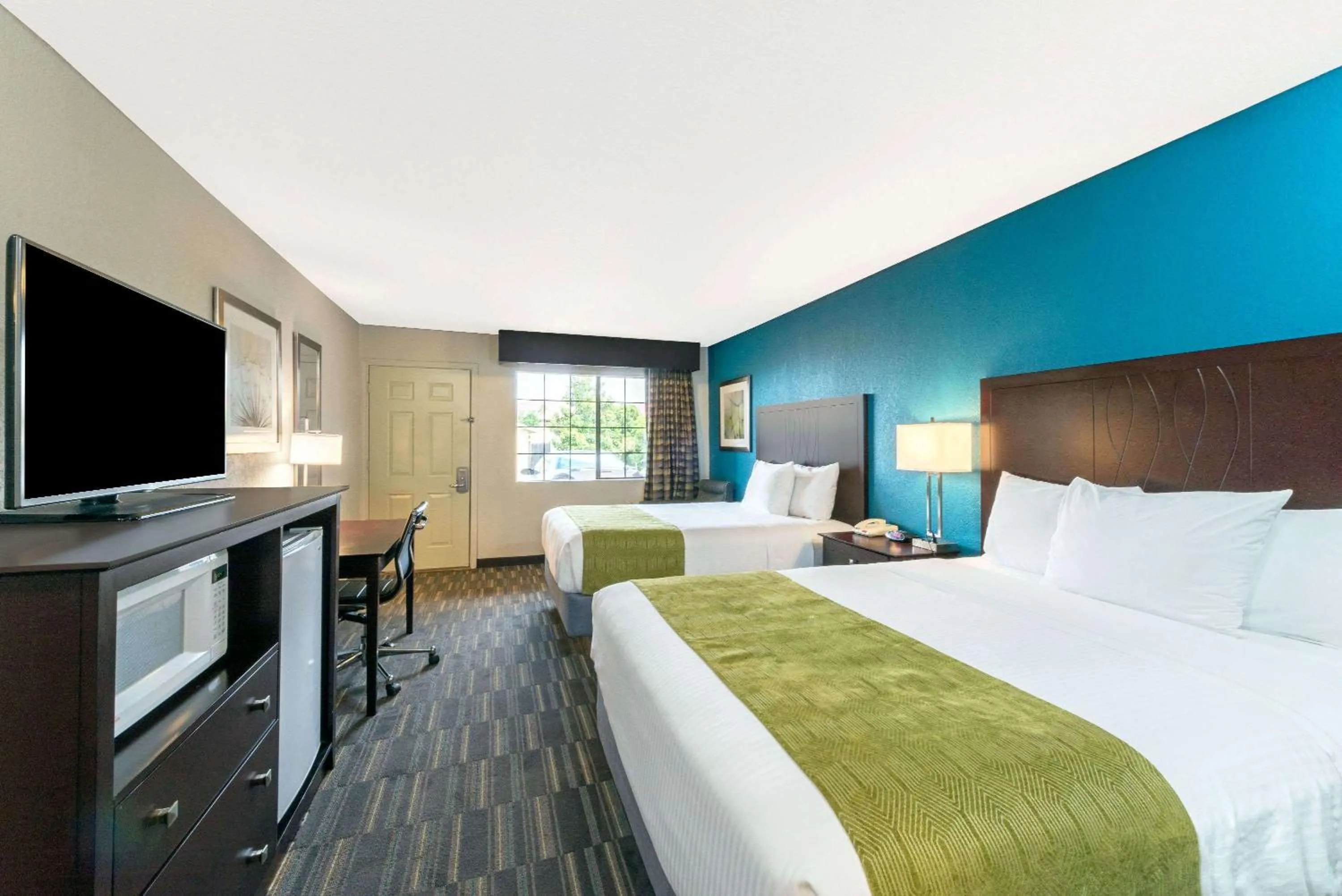 Photo of the whole room, Bed in Days Inn by Wyndham Snyder