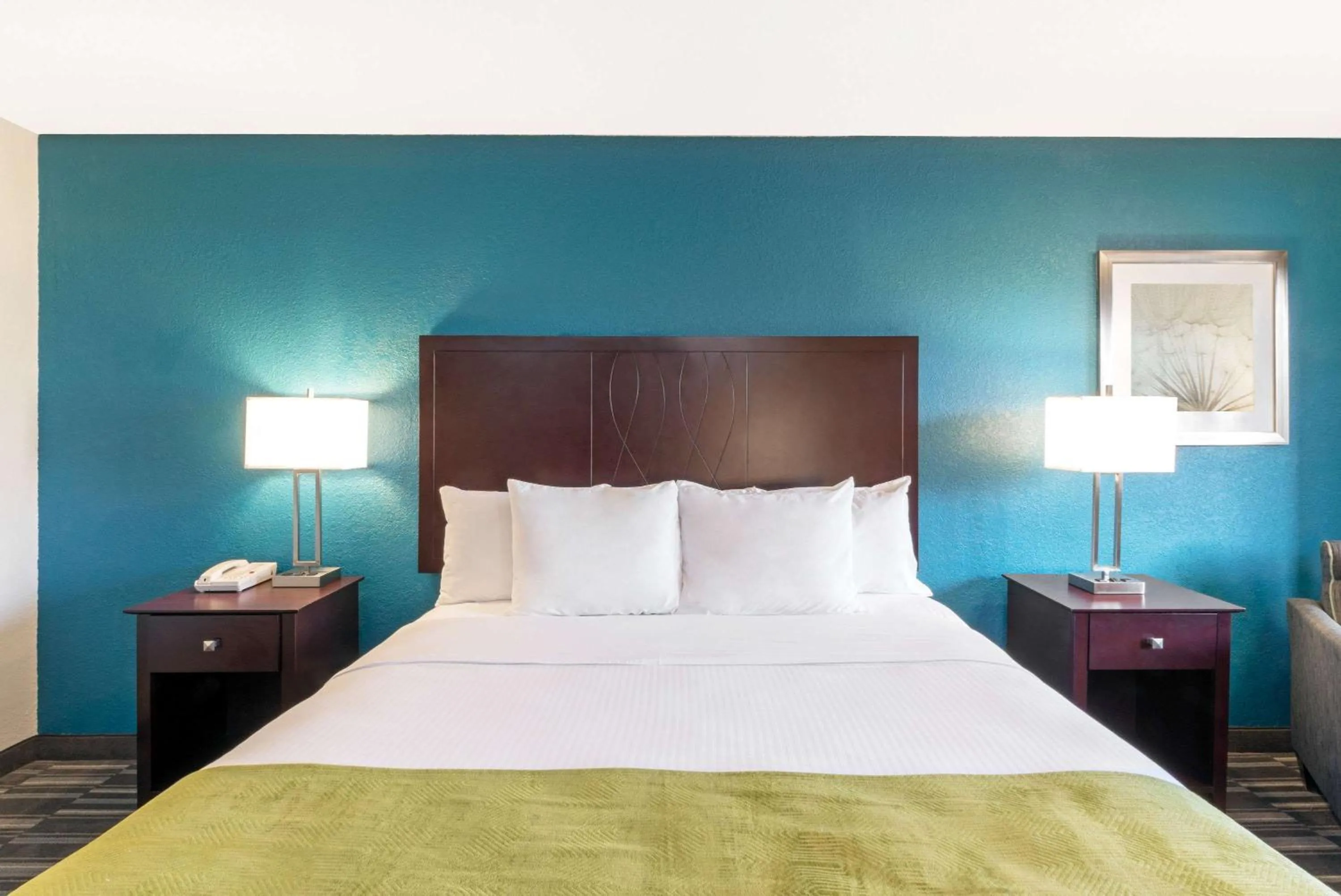 Photo of the whole room, Bed in Days Inn by Wyndham Snyder