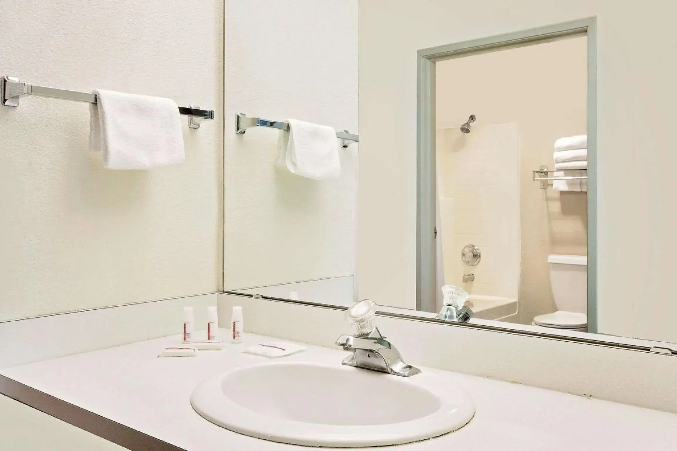 Deluxe King Room - Non-Smoking in Super 8 by Wyndham Battle Mountain Deluxe King Room - Non-Smoking in Super 8 by Wyndham Battle Mountain