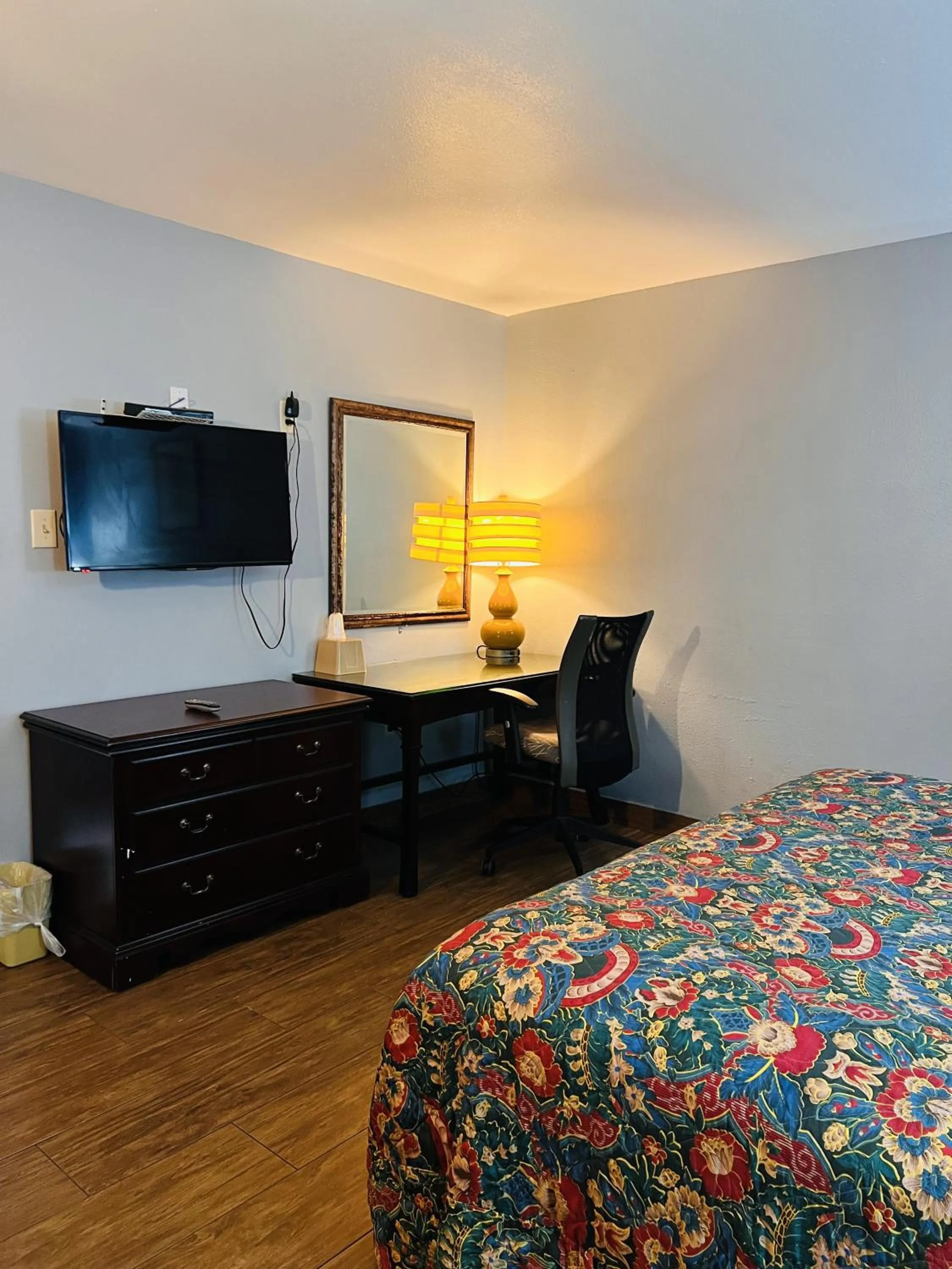 Living room, Bed in The Shades Motel