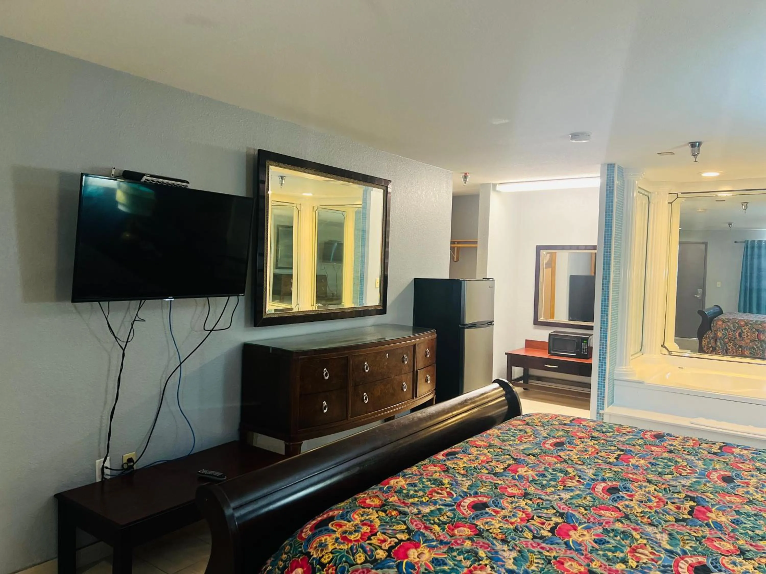 Living room, Bed in The Shades Motel