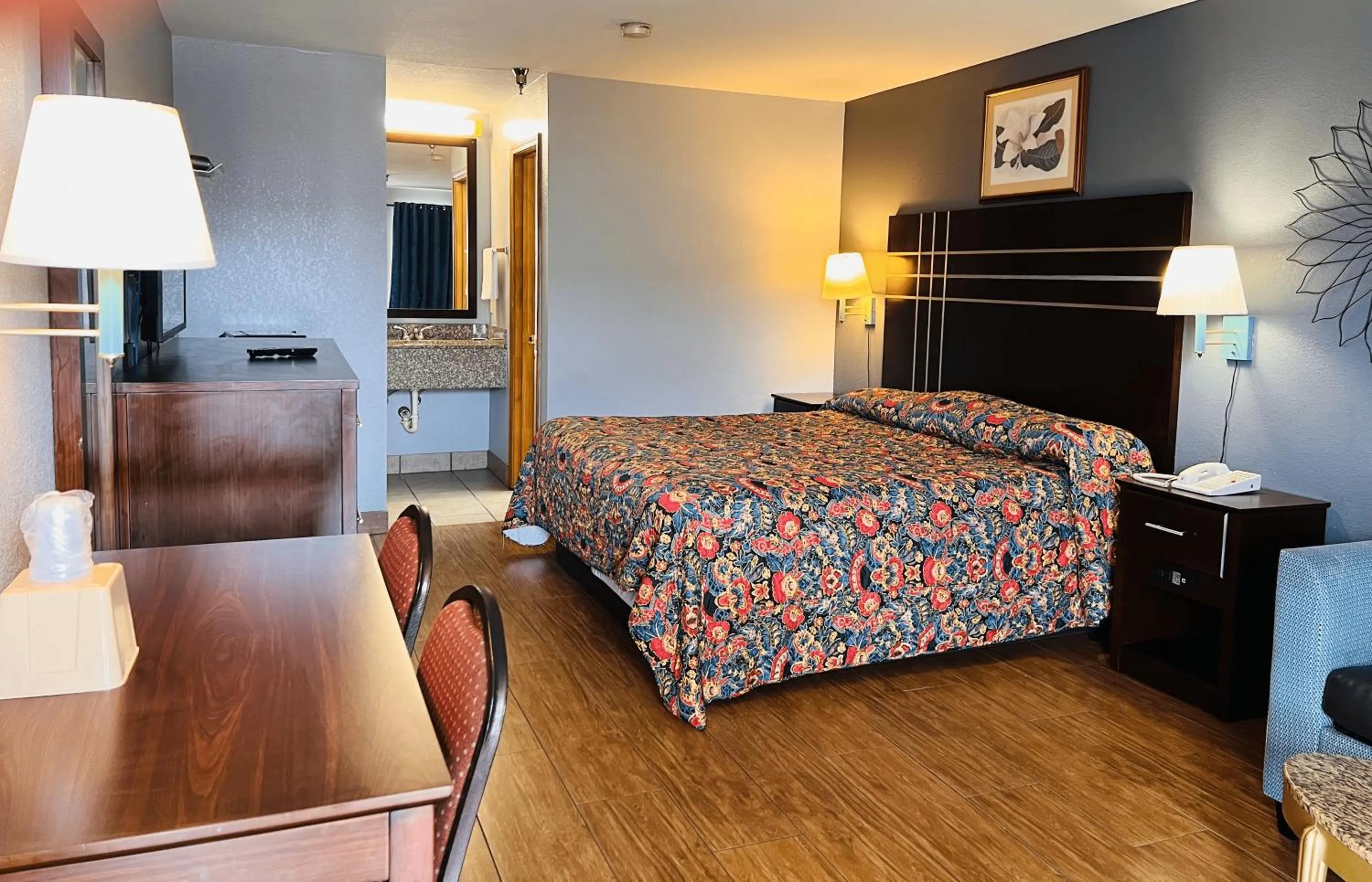 Living room, Bed in The Shades Motel