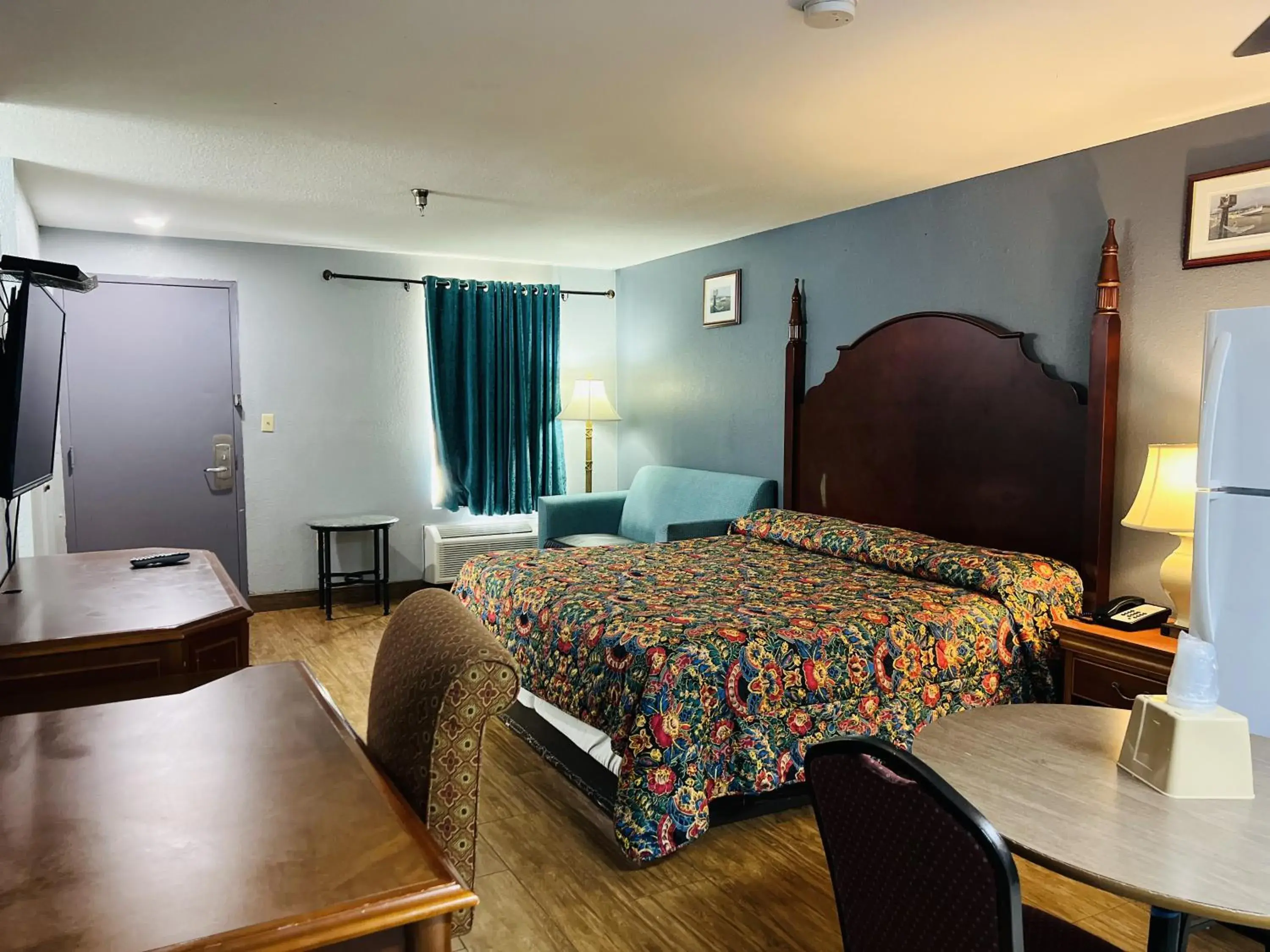 King Room with Kitchenette in The Shades Motel King Room with Kitchenette in The Shades Motel