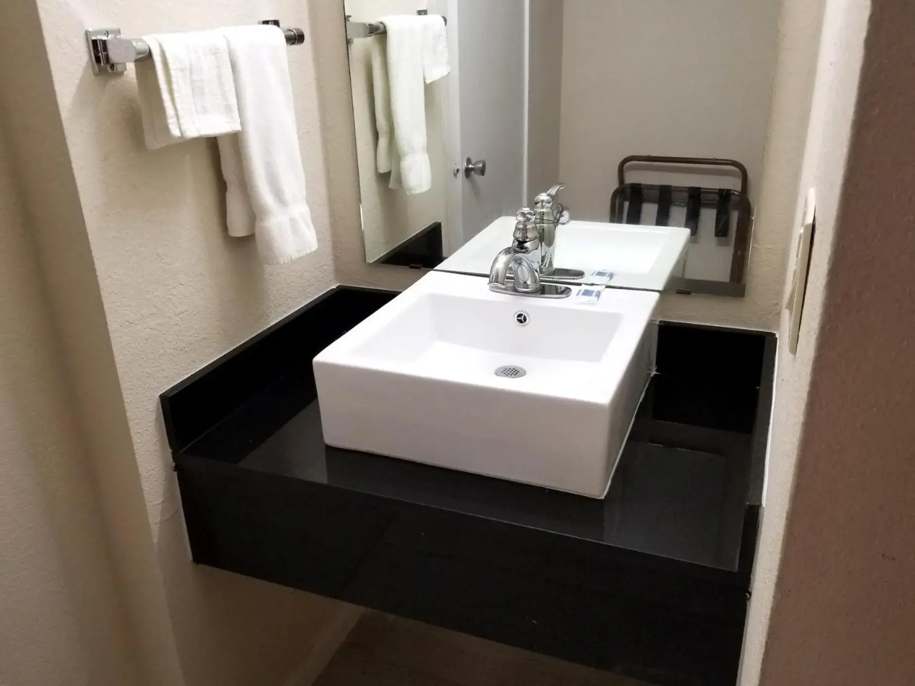 Bathroom, Bed in Americas Best Value Inn Marshall Bathroom, Bed in Americas Best Value Inn Marshall