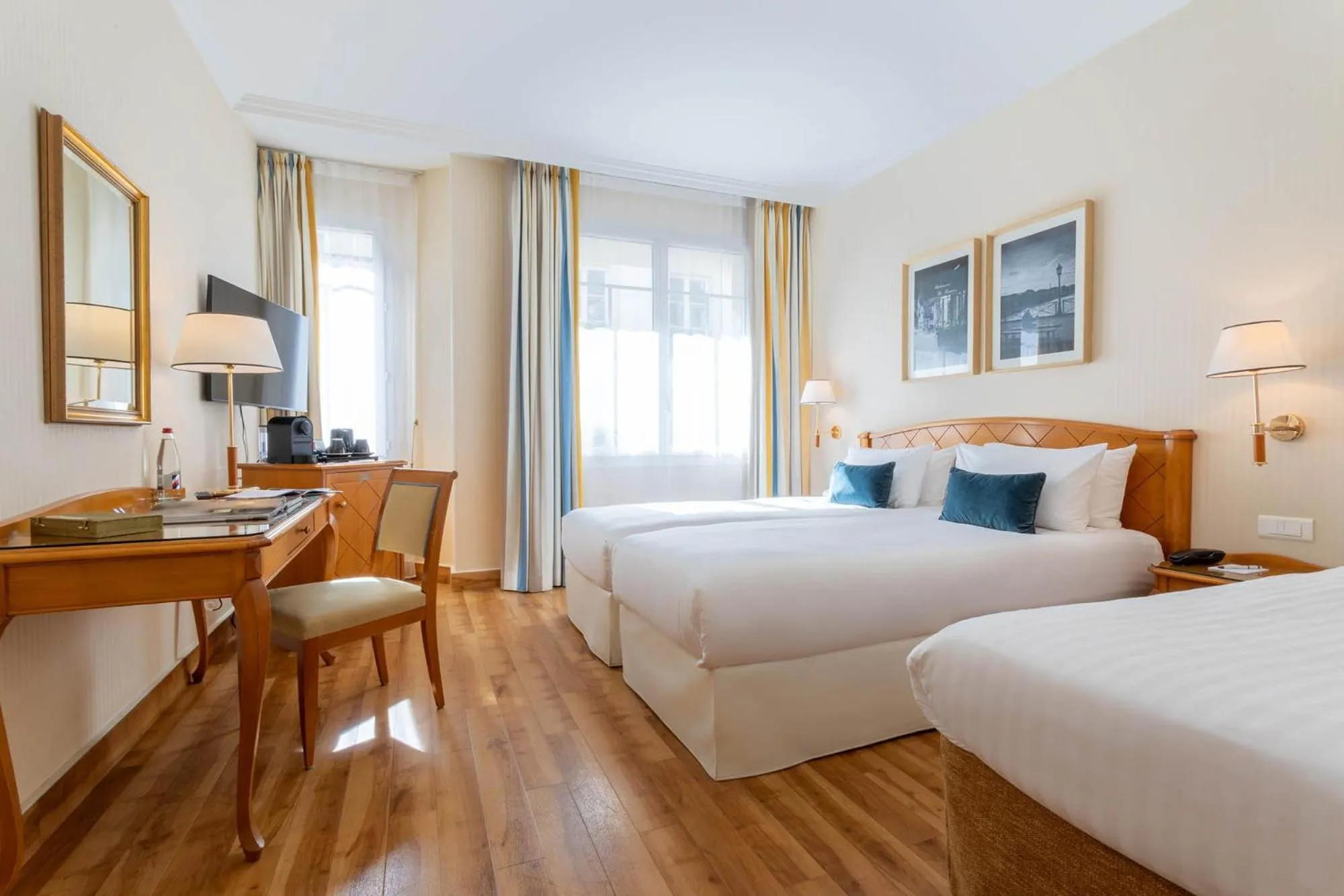 Bedroom, Bed in Hotel Etats Unis Opera