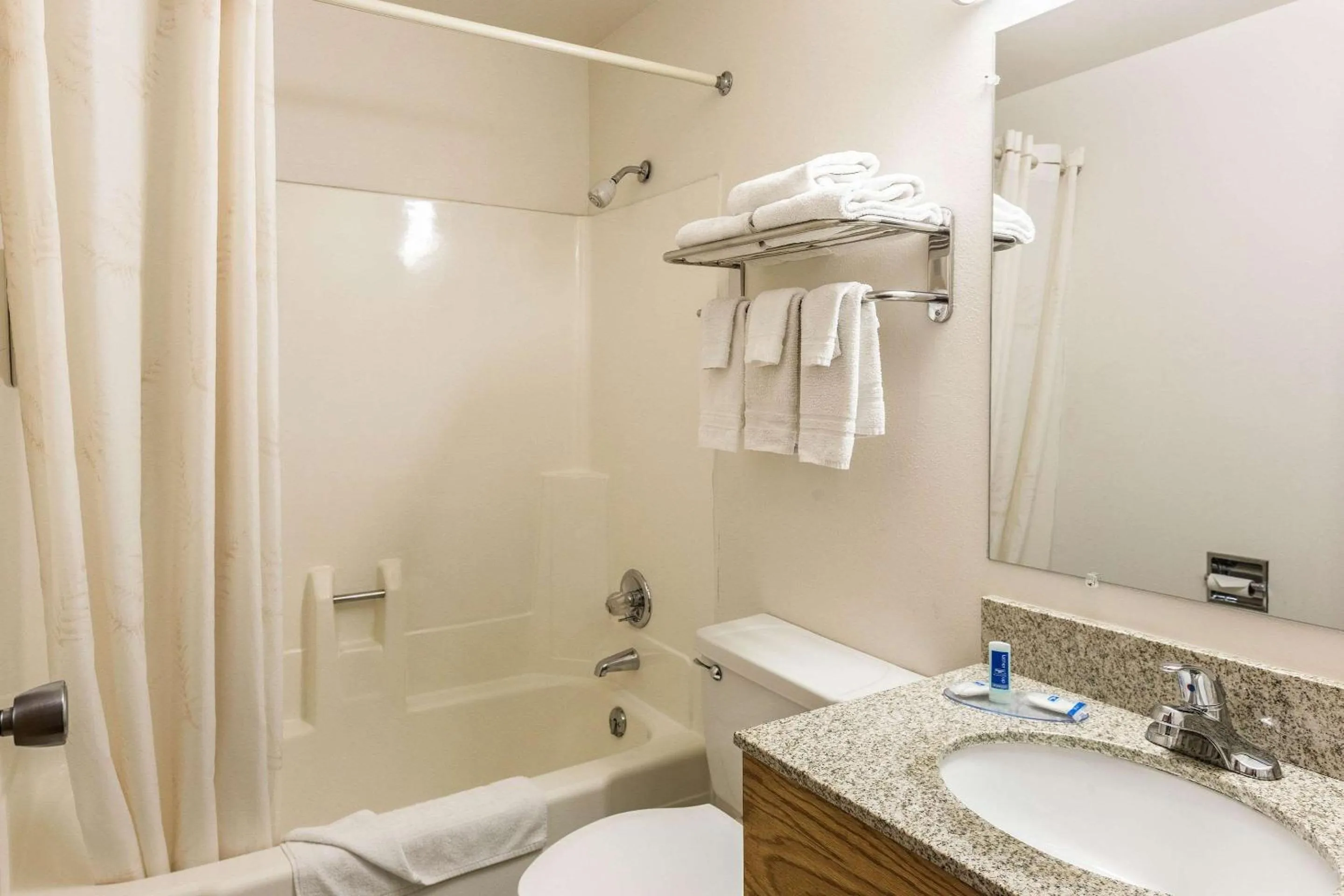 Photo of the whole room in Rodeway Inn