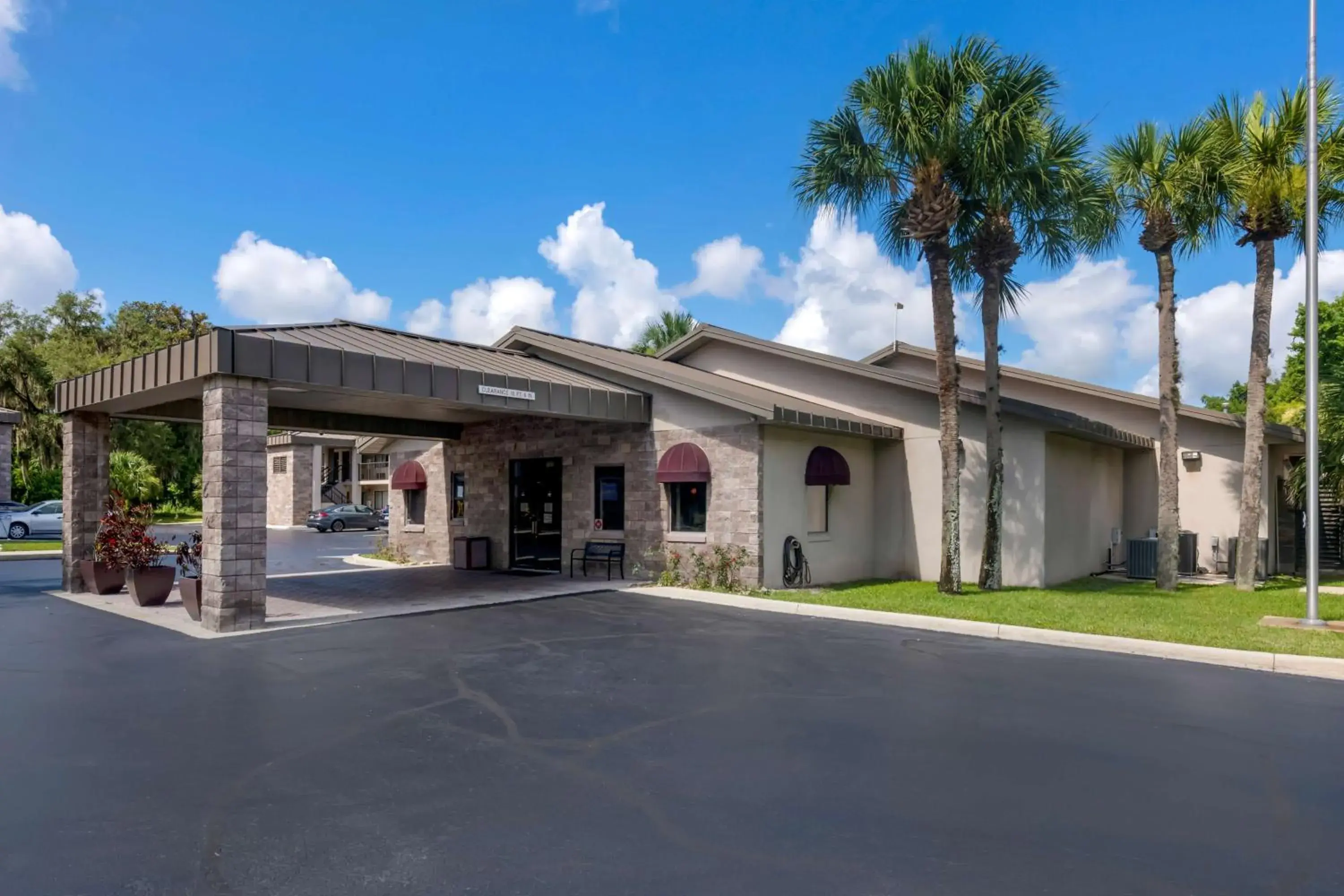 Property building in Best Western Inn Of Palatka Property building in Best Western Inn Of Palatka