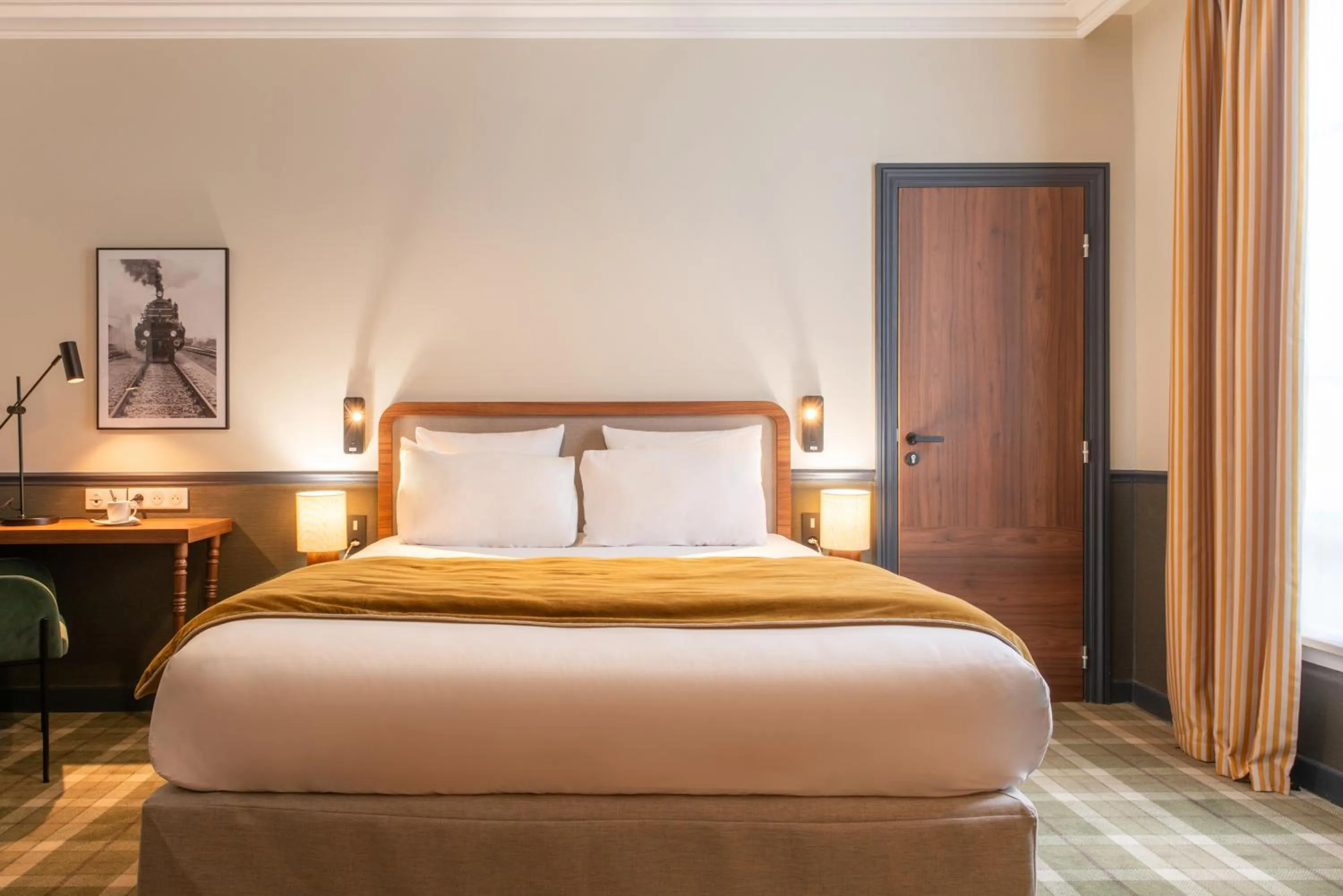 Bedroom, Bed in Hotel Terminus Lyon