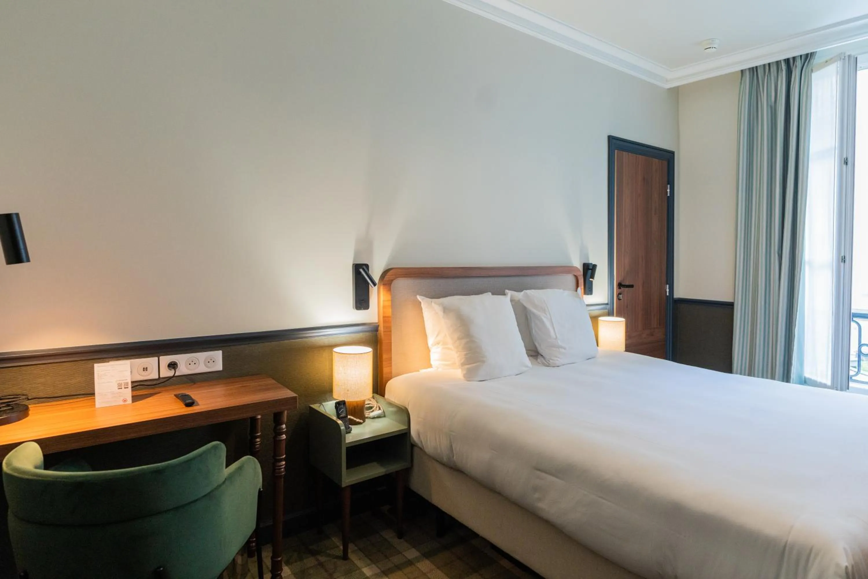 Bedroom, Bed in Hotel Terminus Lyon