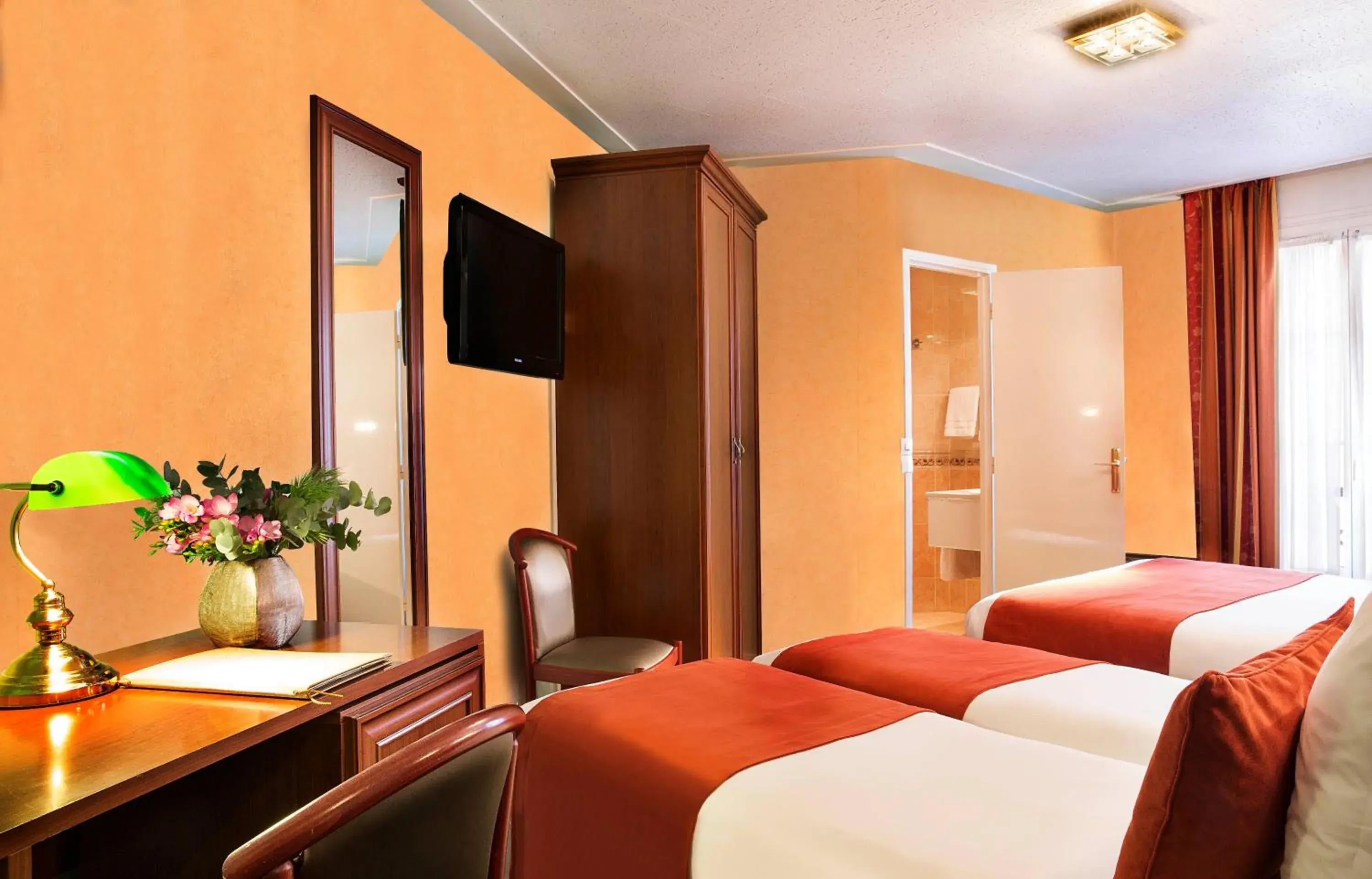 Bedroom, Bed in Hotel Terminus Lyon Bedroom, Bed in Hotel Terminus Lyon