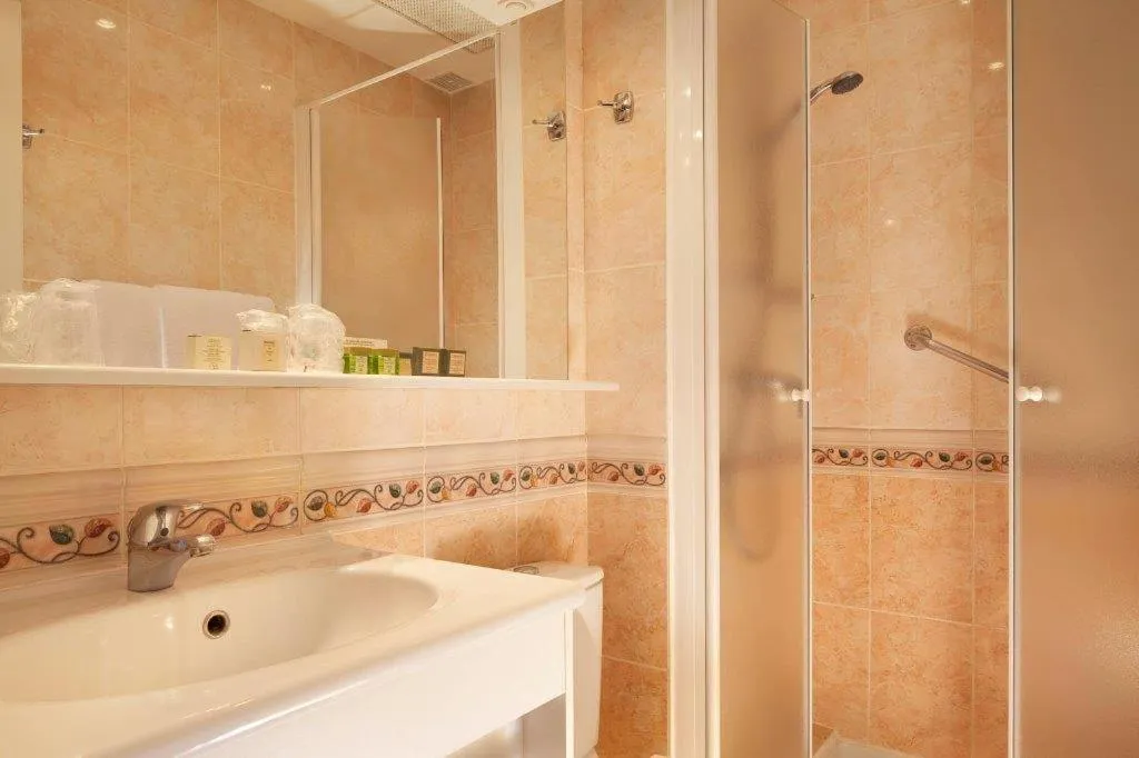Bathroom in Hotel Terminus Lyon