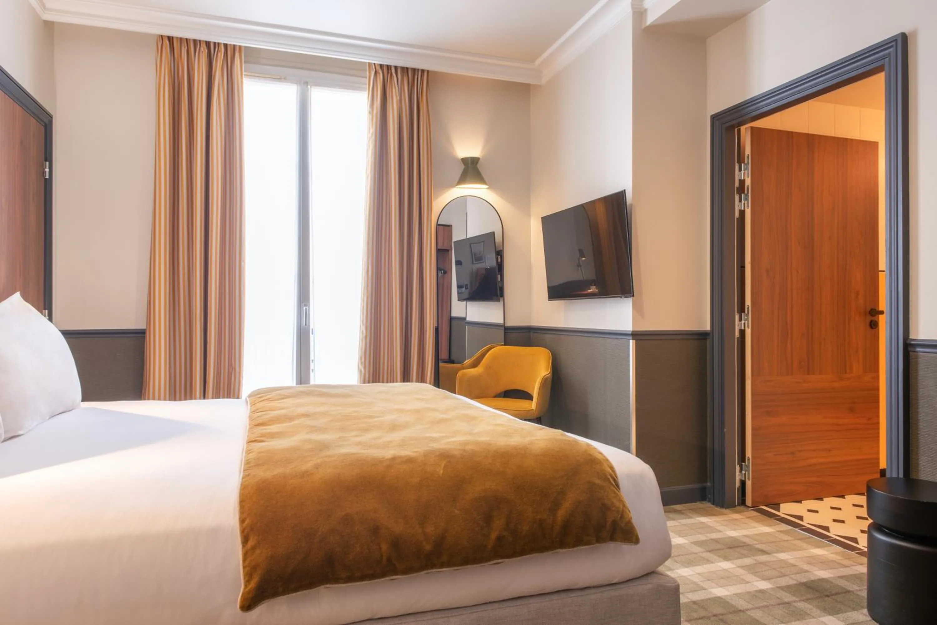 Bedroom, Bed in Hotel Terminus Lyon