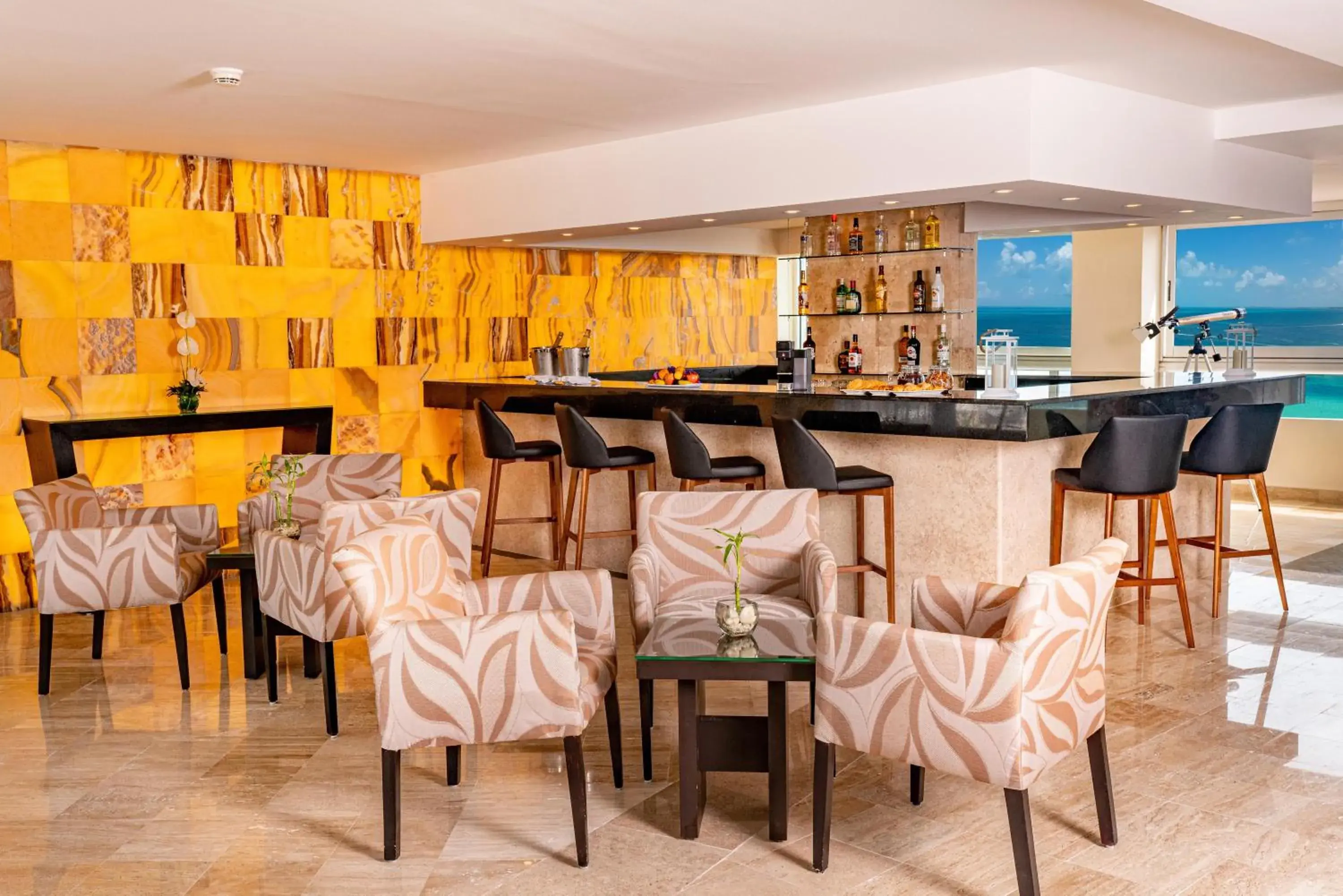 Lounge or bar in The Sens Cancun by Oasis - All Inclusive Lounge or bar in The Sens Cancun by Oasis - All Inclusive