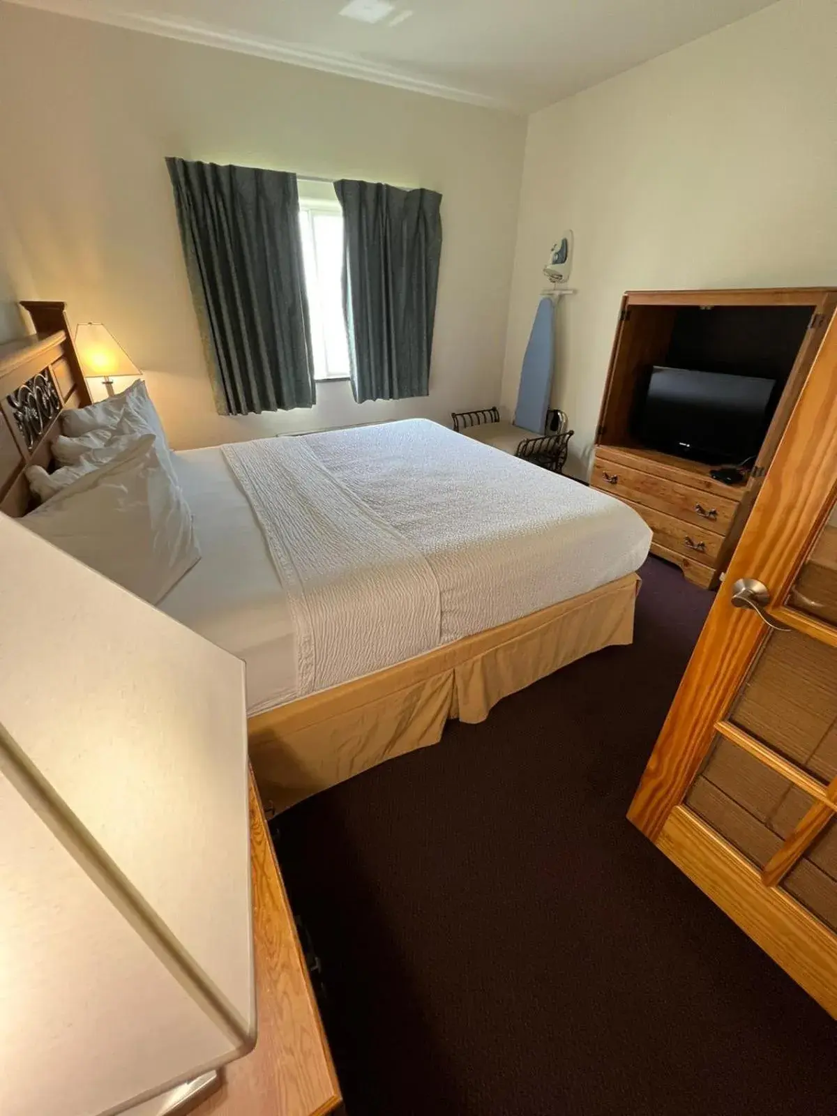 TV and multimedia, Bed in FairBridge Inn & Suites Williston