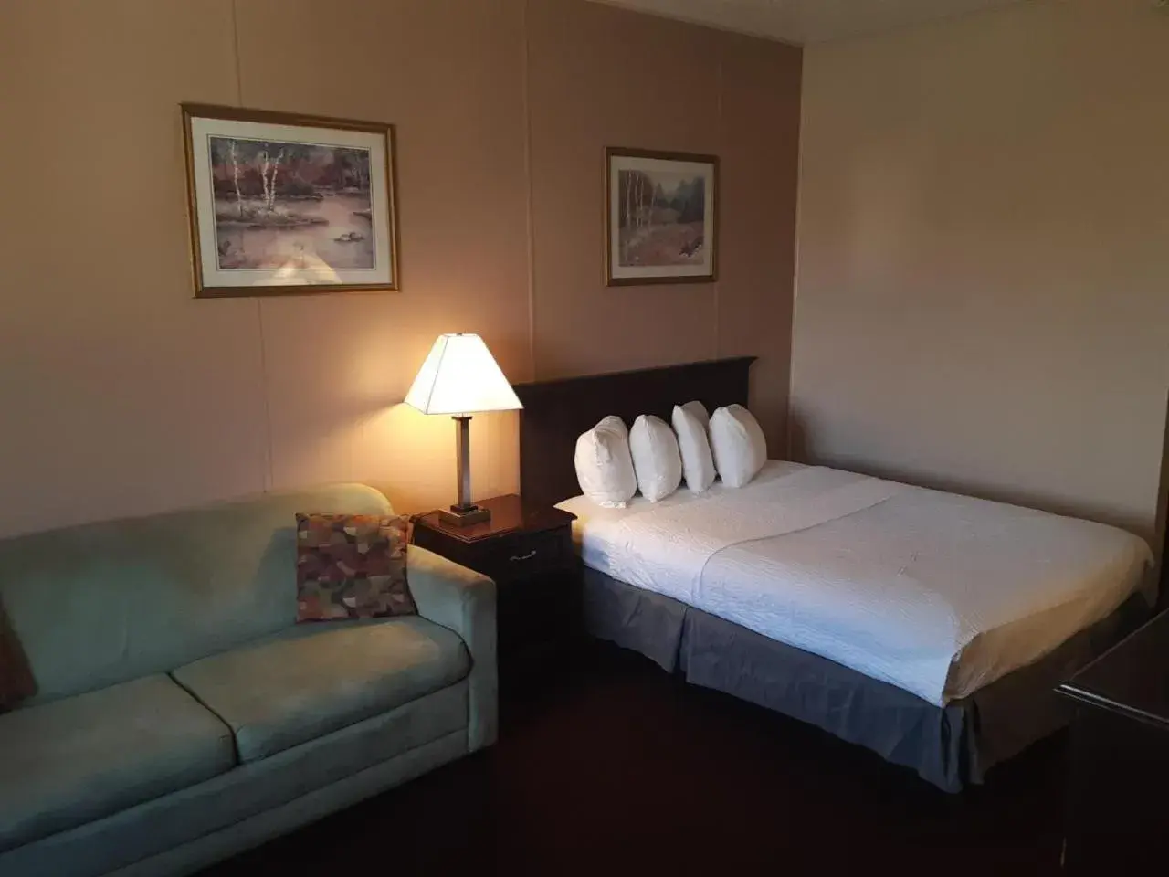 Bed in FairBridge Inn & Suites Williston