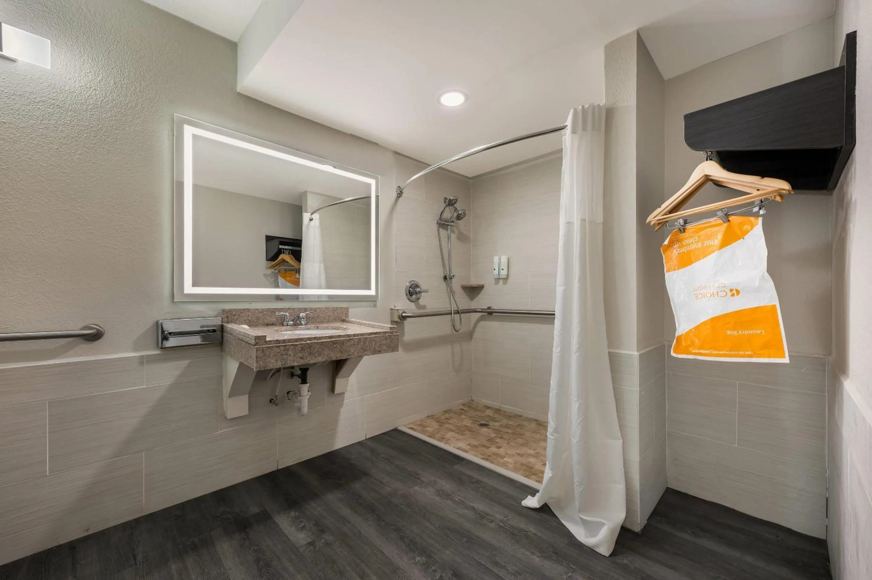 Bedroom in Quality Inn Gadsden - Attalla