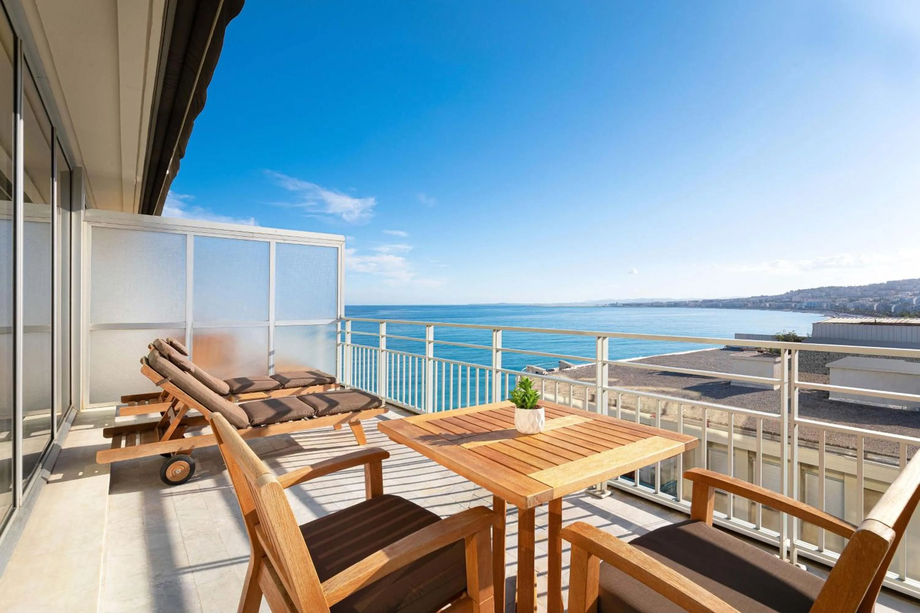 Photo of the whole room in Le Meridien Nice