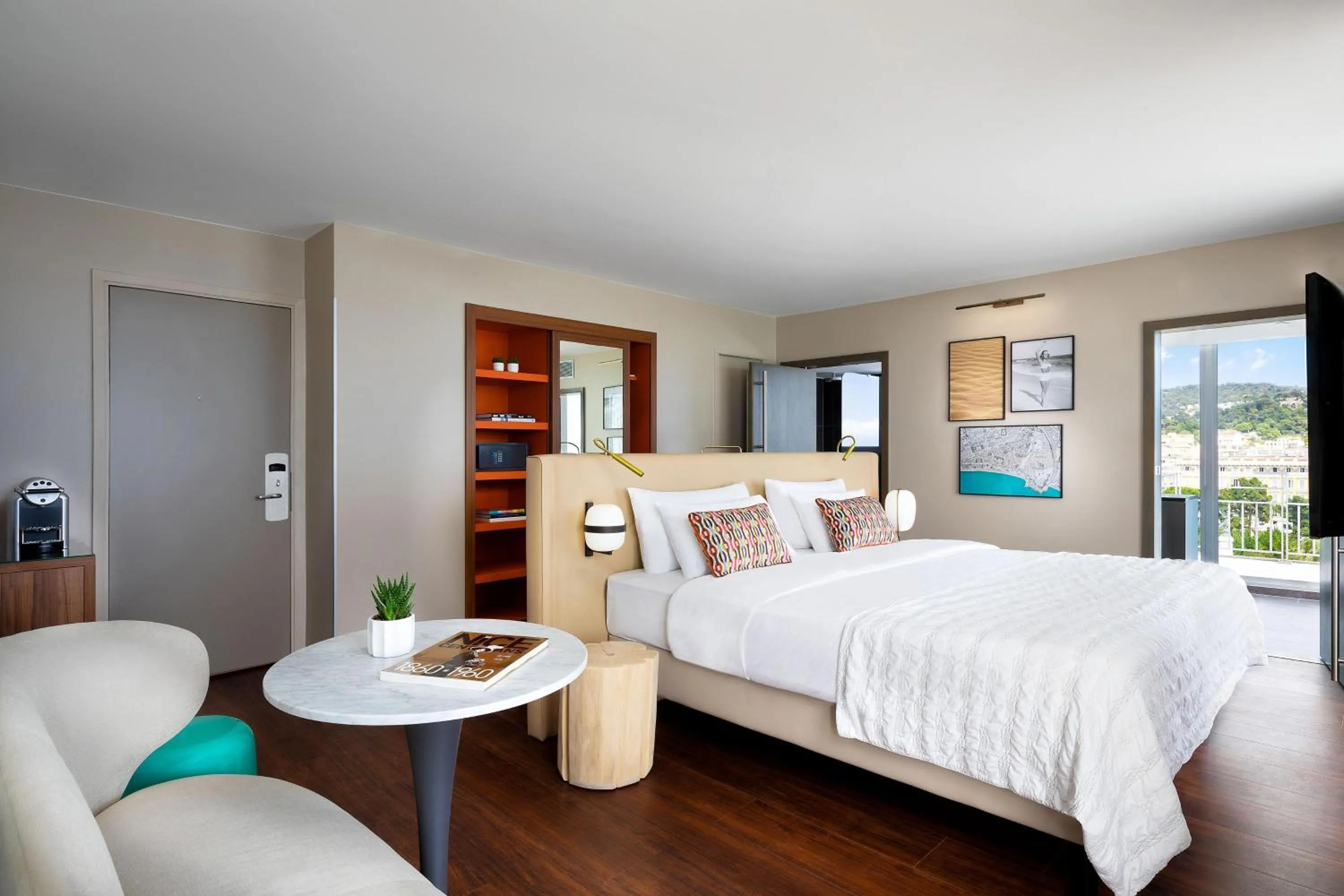 Photo of the whole room, Bed in Le Meridien Nice