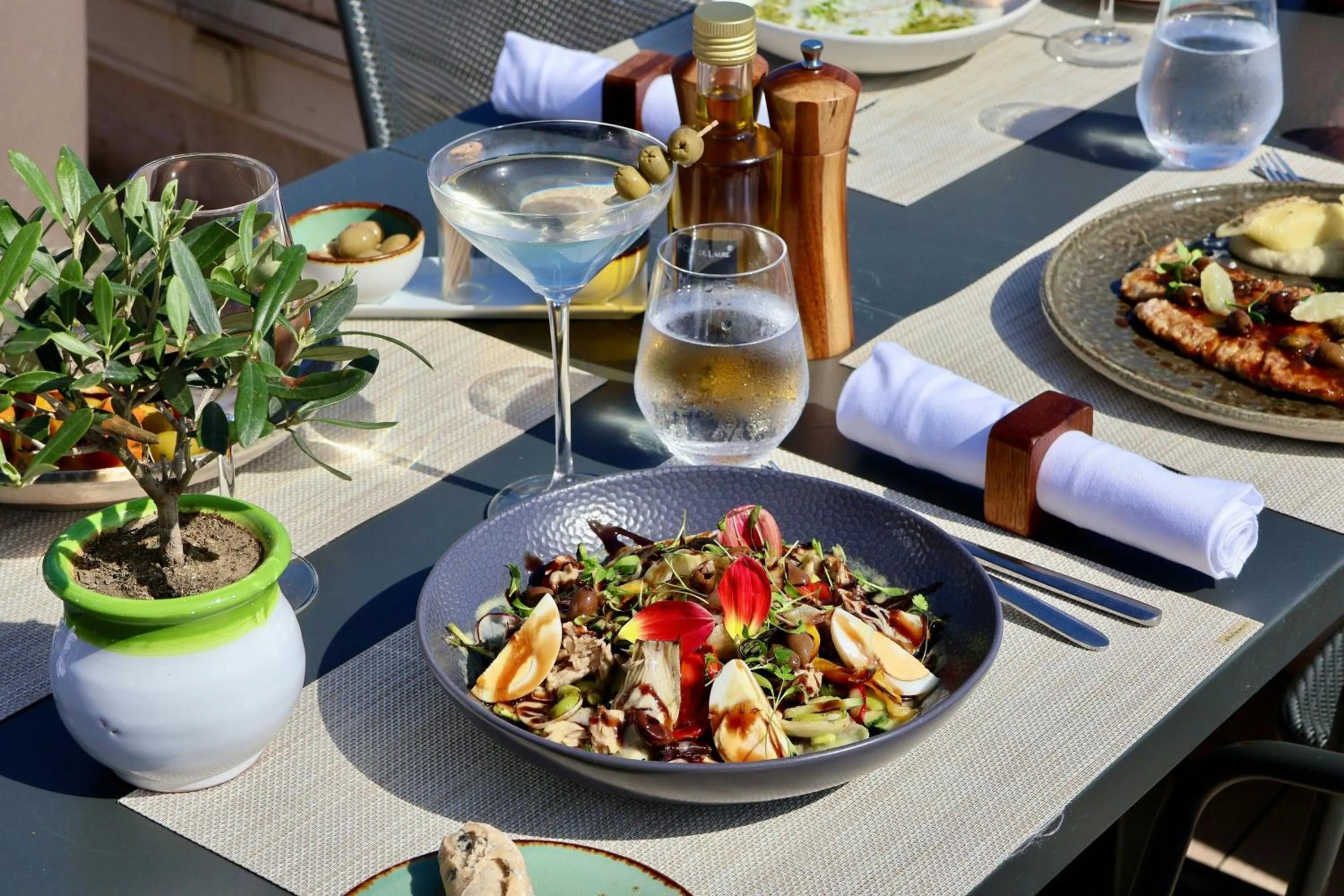 Restaurant/places to eat in Le Meridien Nice