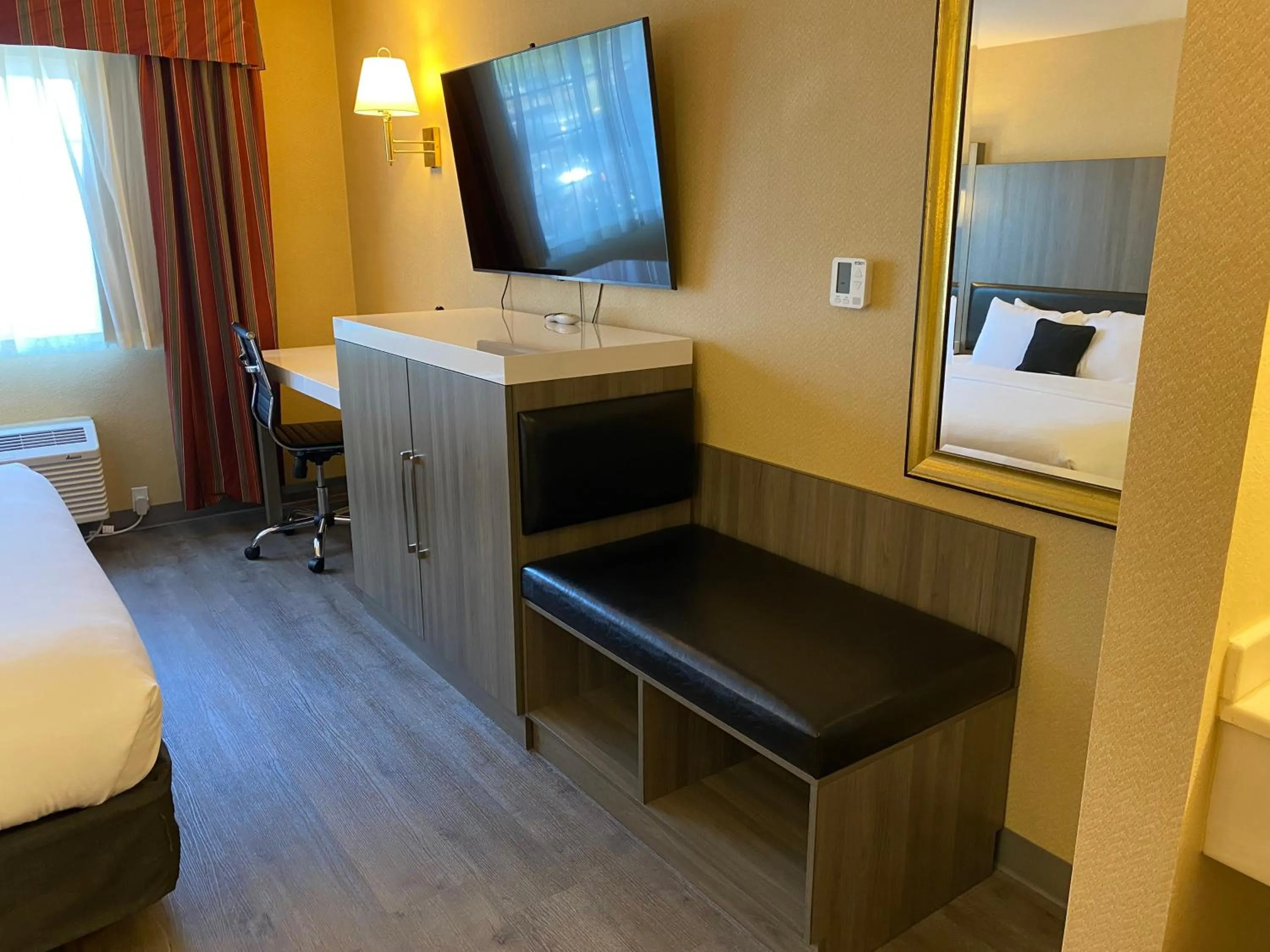 TV and multimedia, Bed in Quality Inn Port Orchard