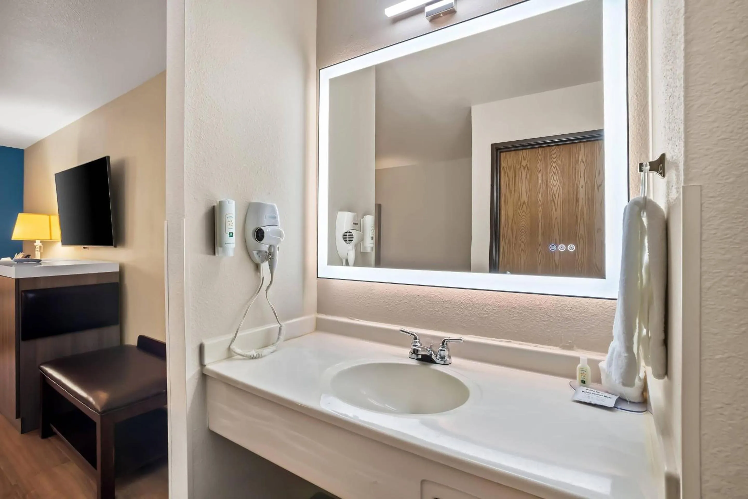 Bedroom in Quality Inn Port Orchard