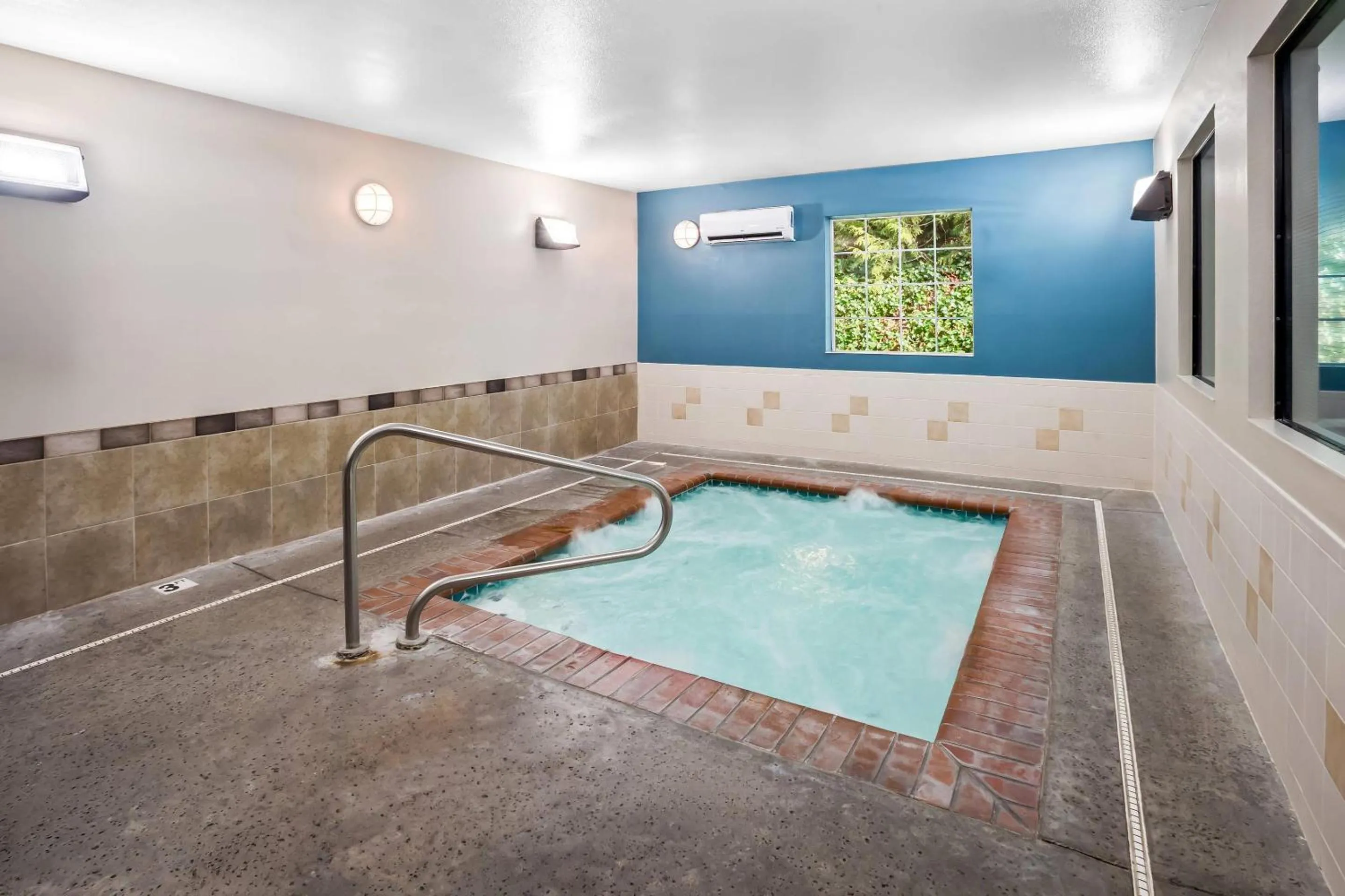 Swimming pool in Quality Inn Port Orchard