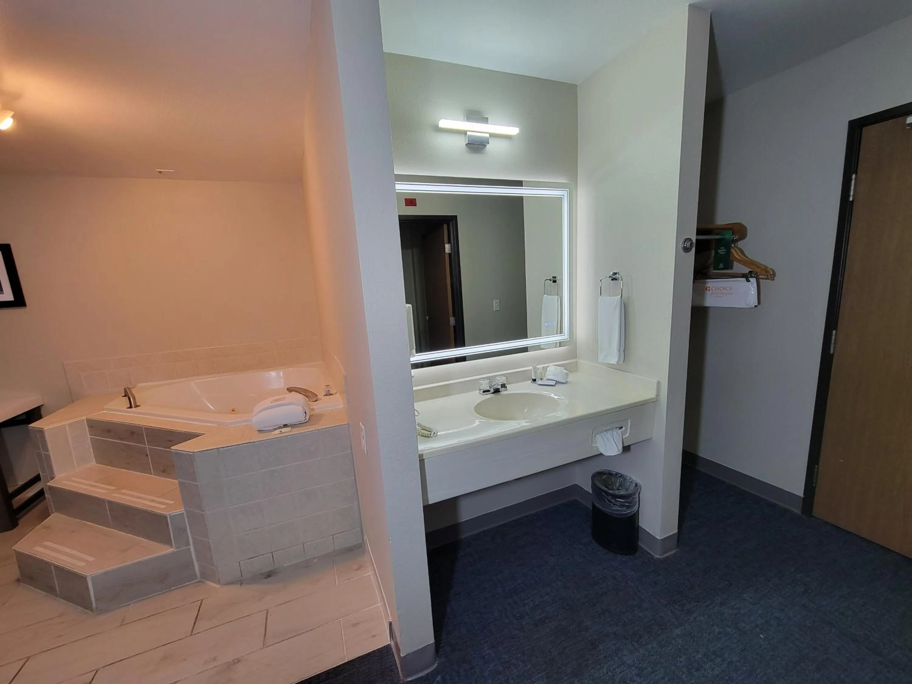 Bath in Quality Inn Port Orchard