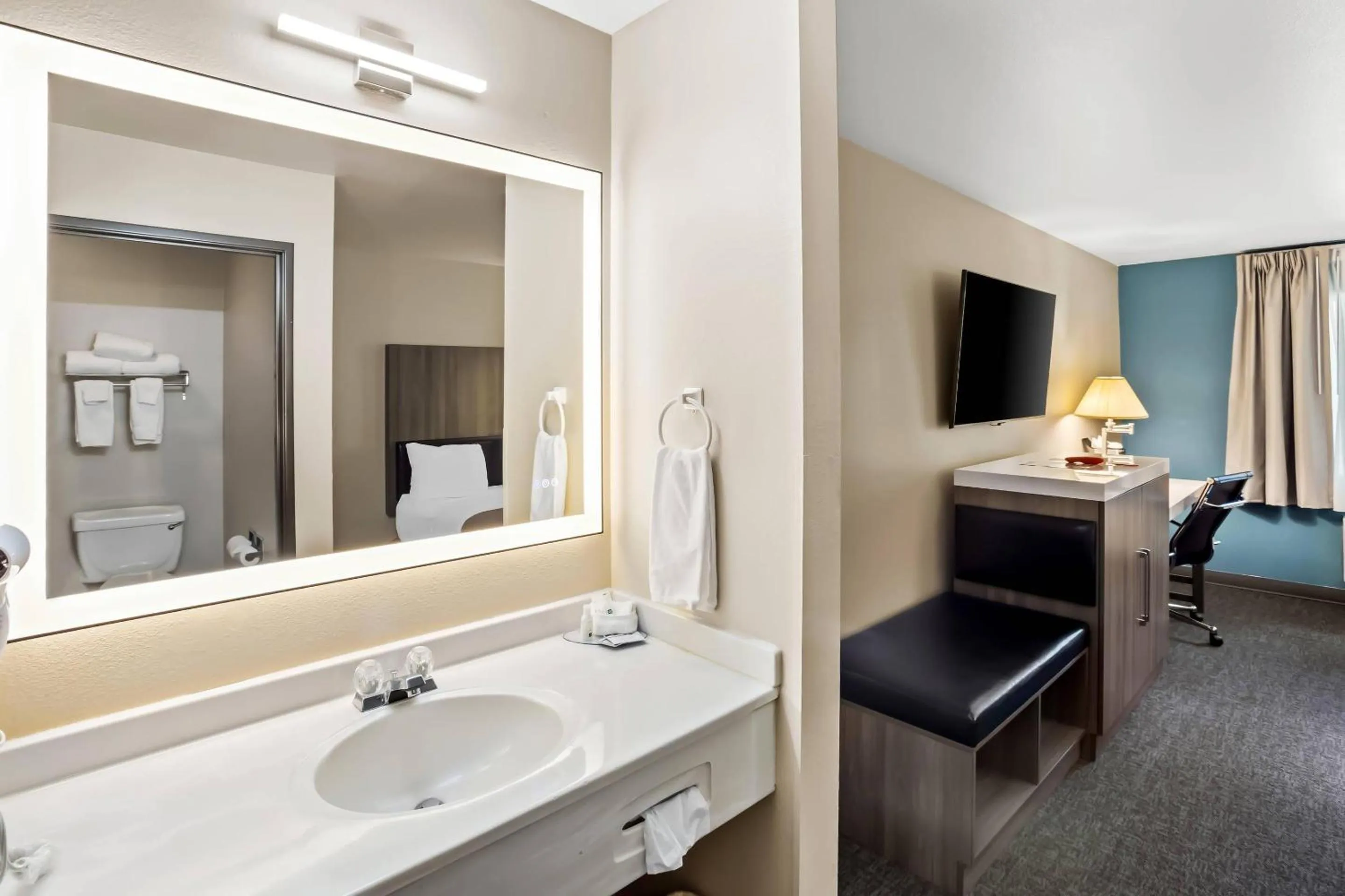 Bedroom, Bed in Quality Inn Port Orchard