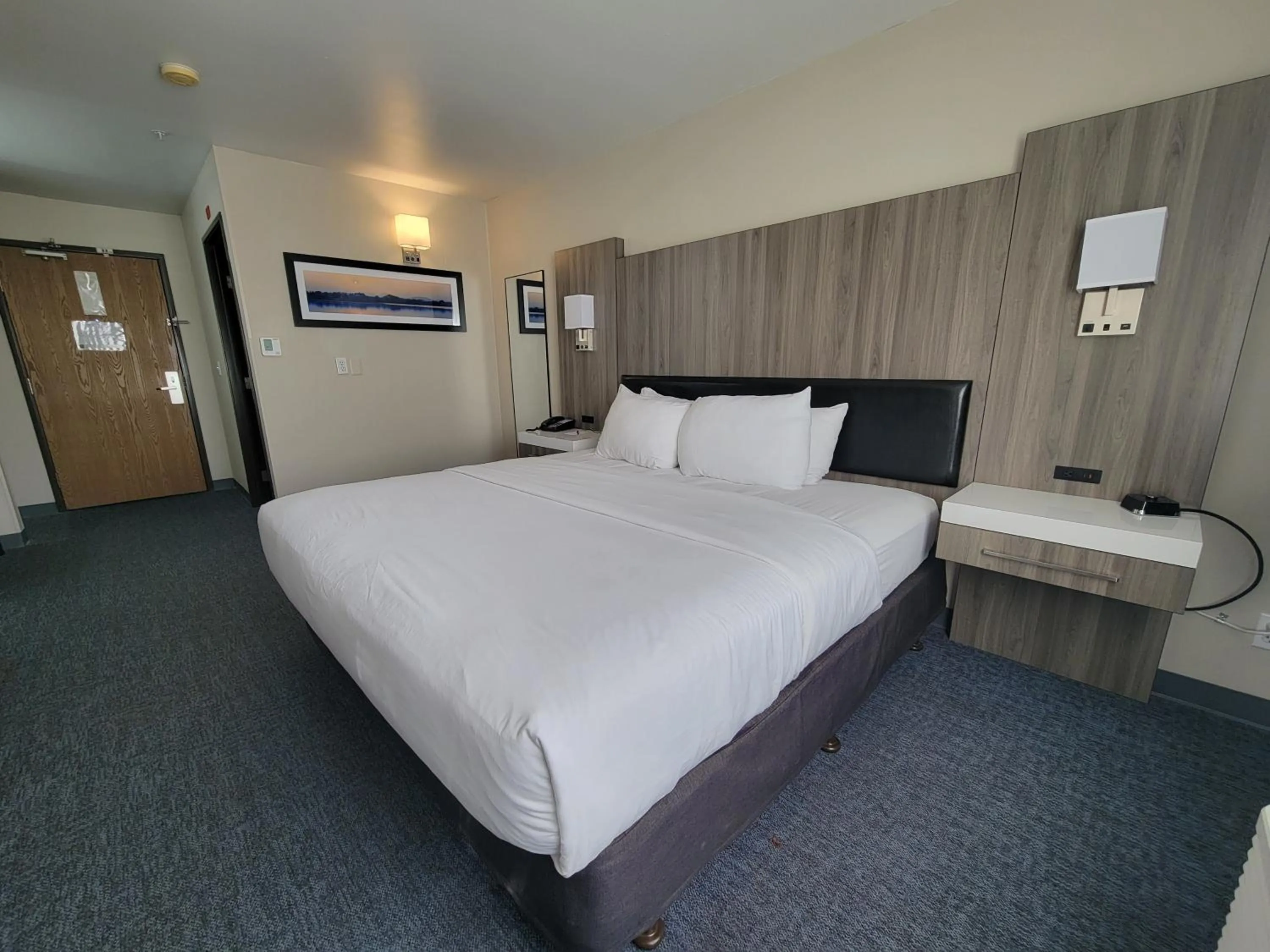 Photo of the whole room, Bed in Quality Inn Port Orchard