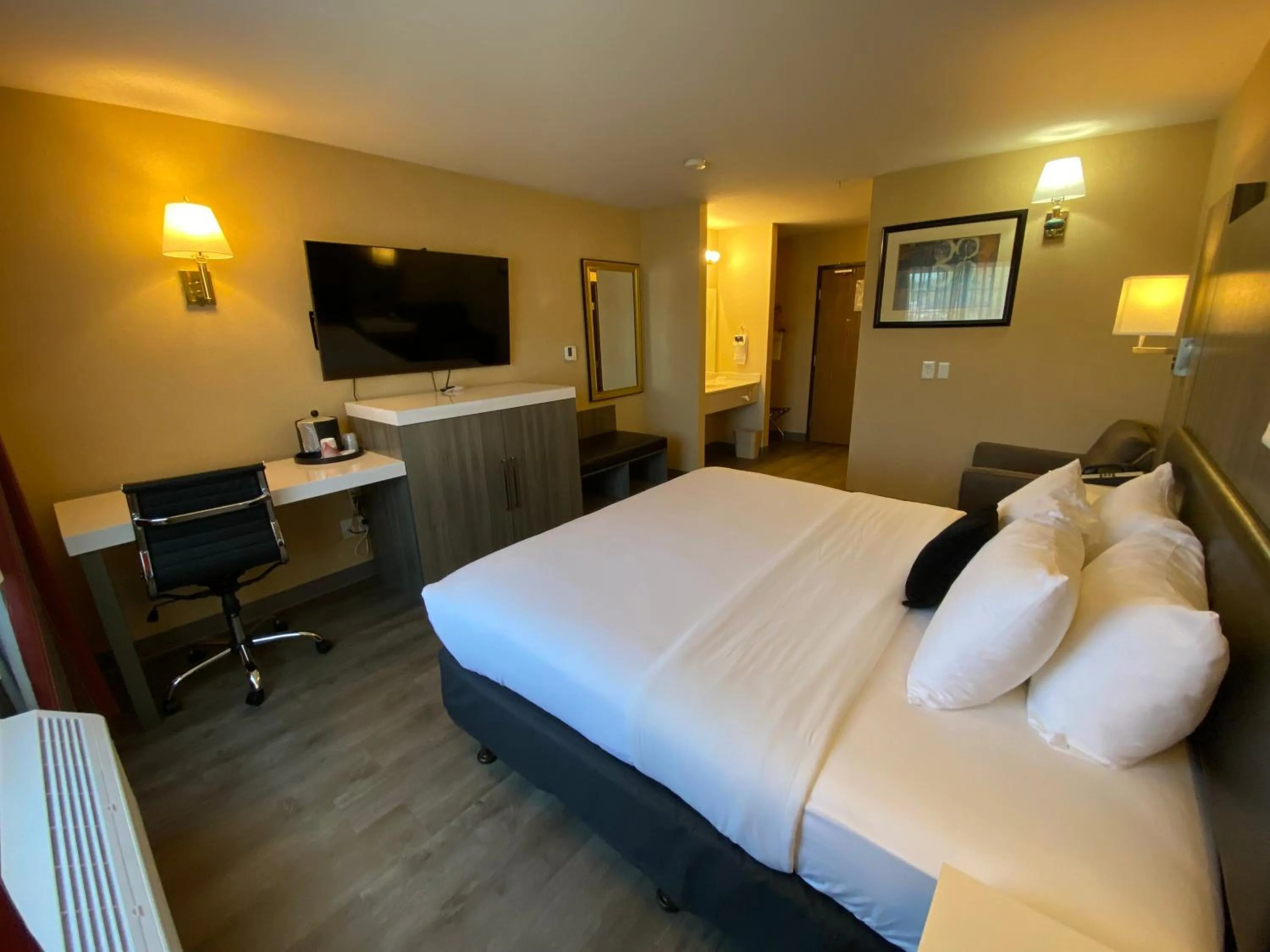 Photo of the whole room, Bed in Quality Inn Port Orchard