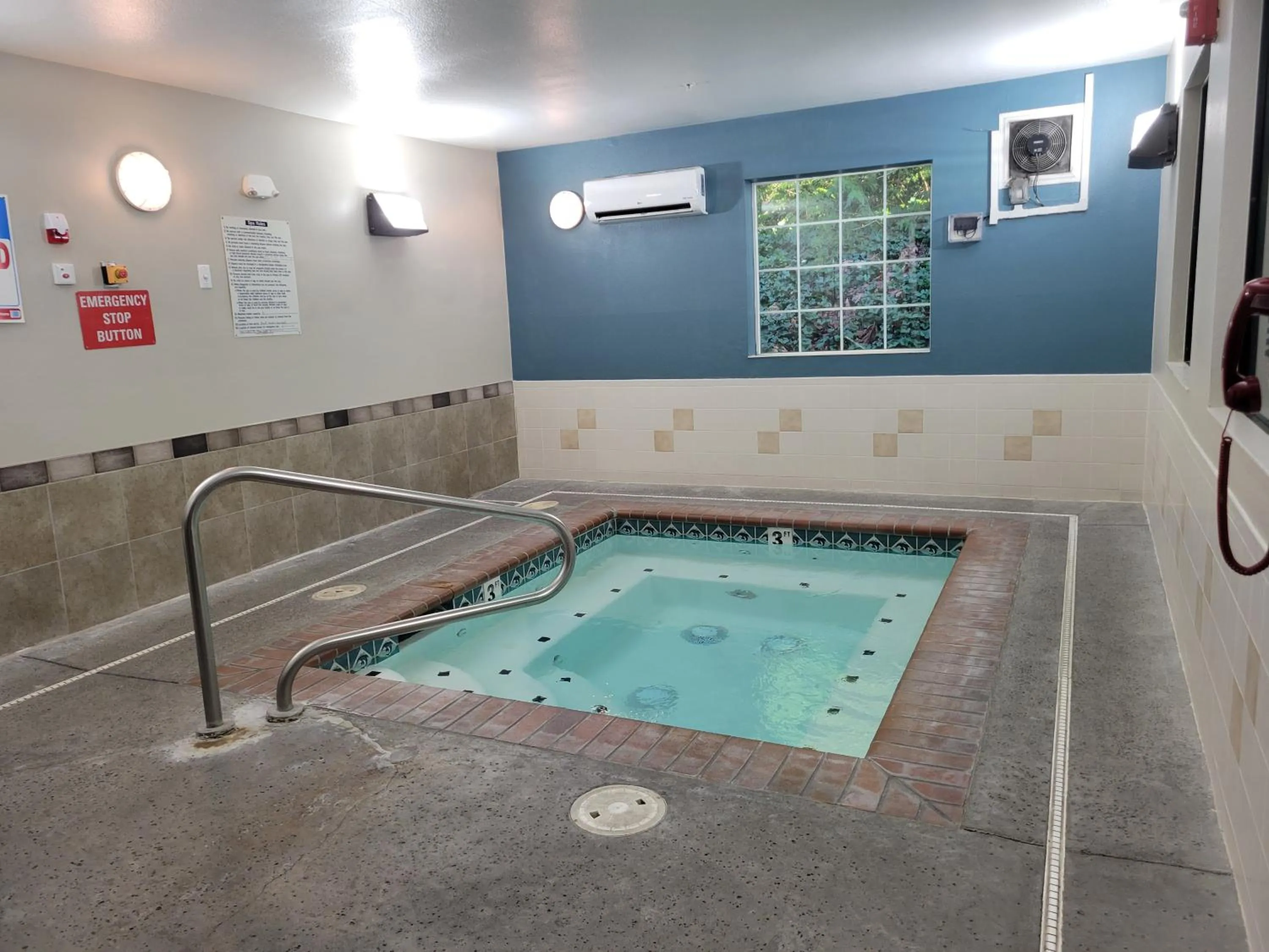 Hot Tub in Quality Inn Port Orchard