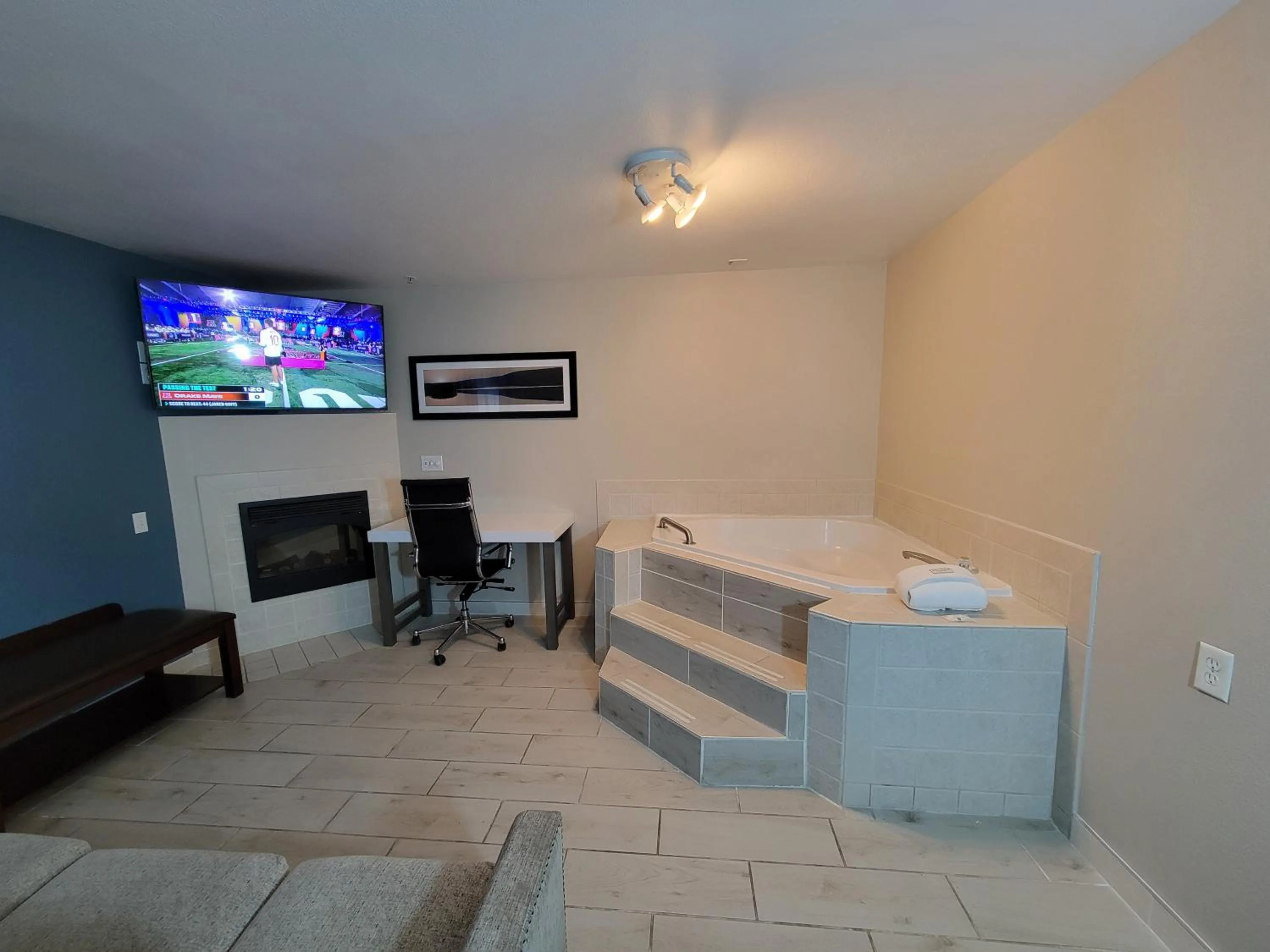 Hot Tub, Bed in Quality Inn Port Orchard