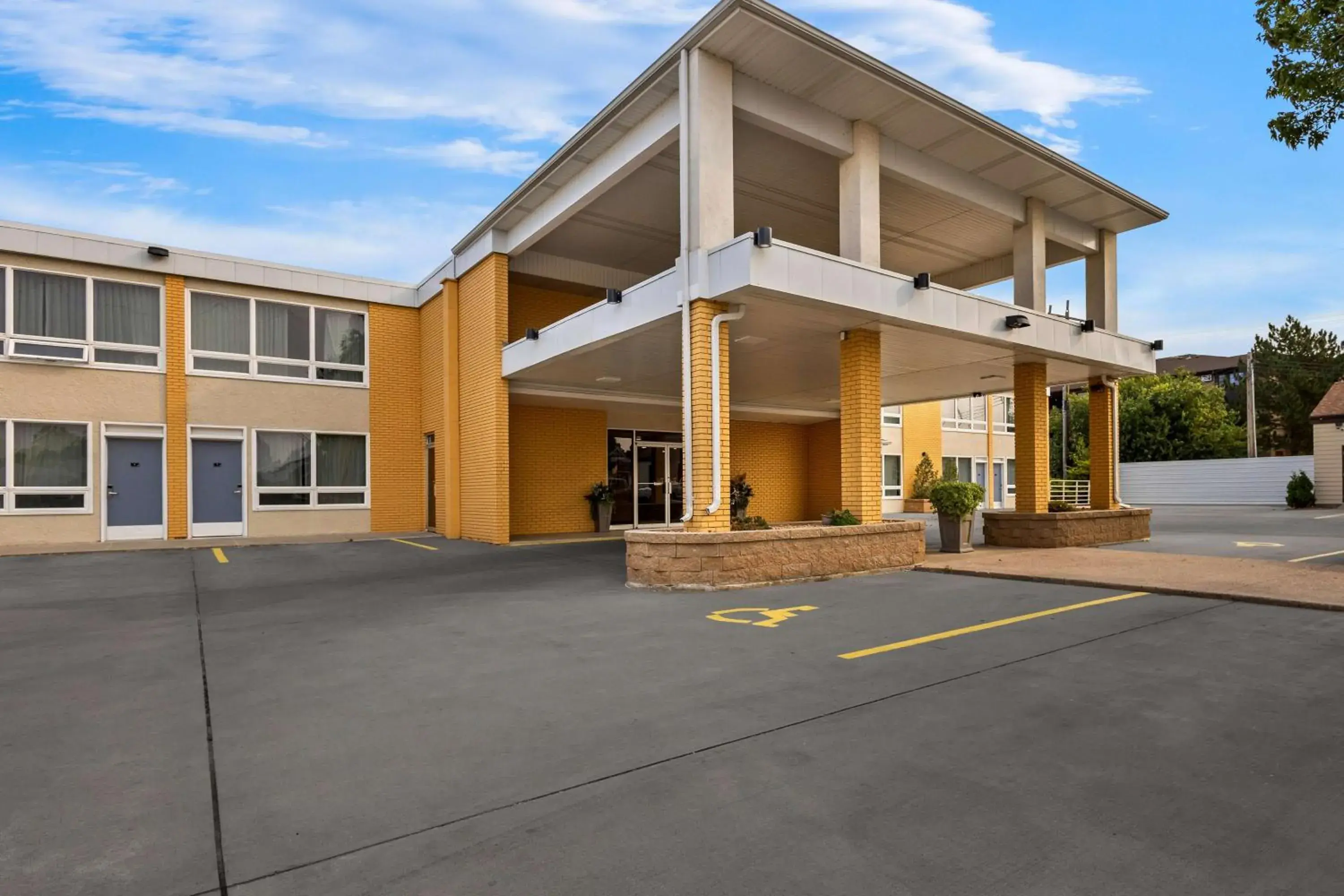 Property building in Best Western Lee's Motor Inn Property building in Best Western Lee's Motor Inn