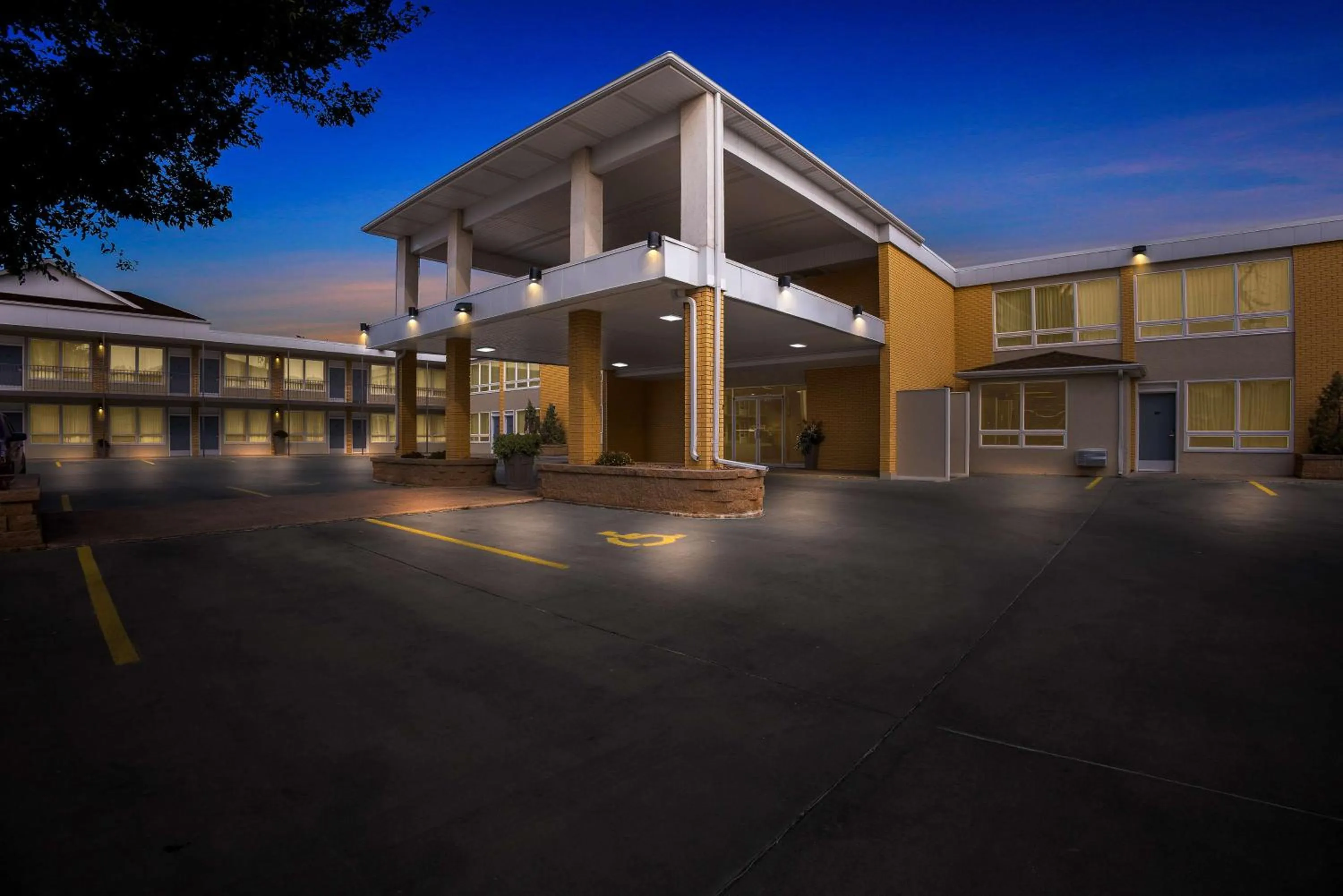 Property building in Best Western Lee's Motor Inn