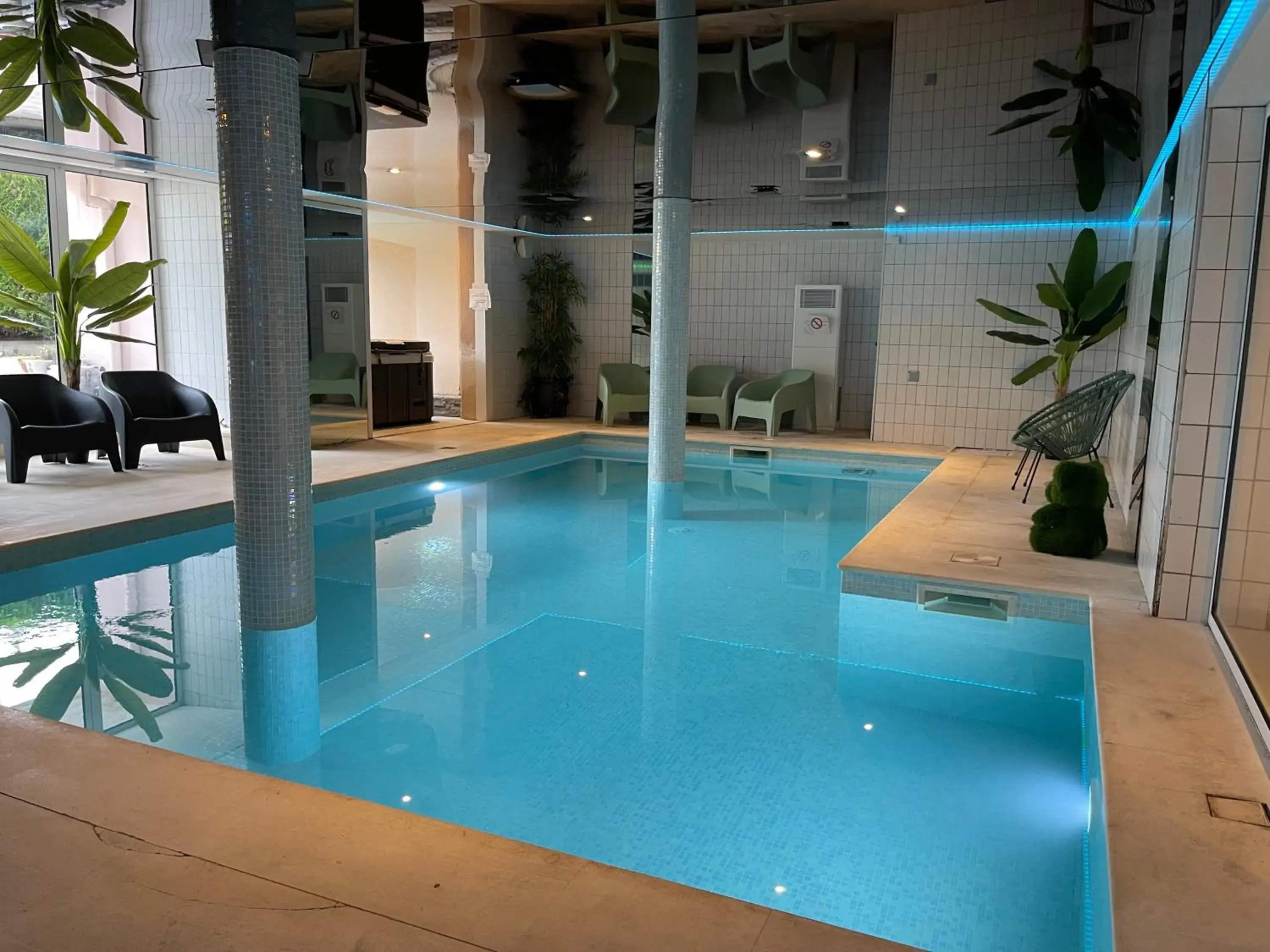 Pool view in The Originals Boutique, Hôtel du Pont Roupt, Mende Pool view in The Originals Boutique, Hôtel du Pont Roupt, Mende