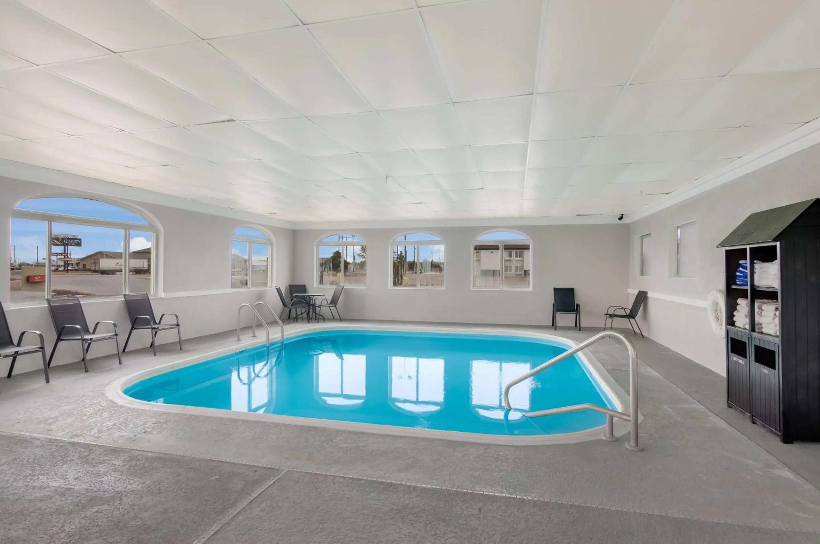 Swimming pool in Econo Lodge Scottsbluff